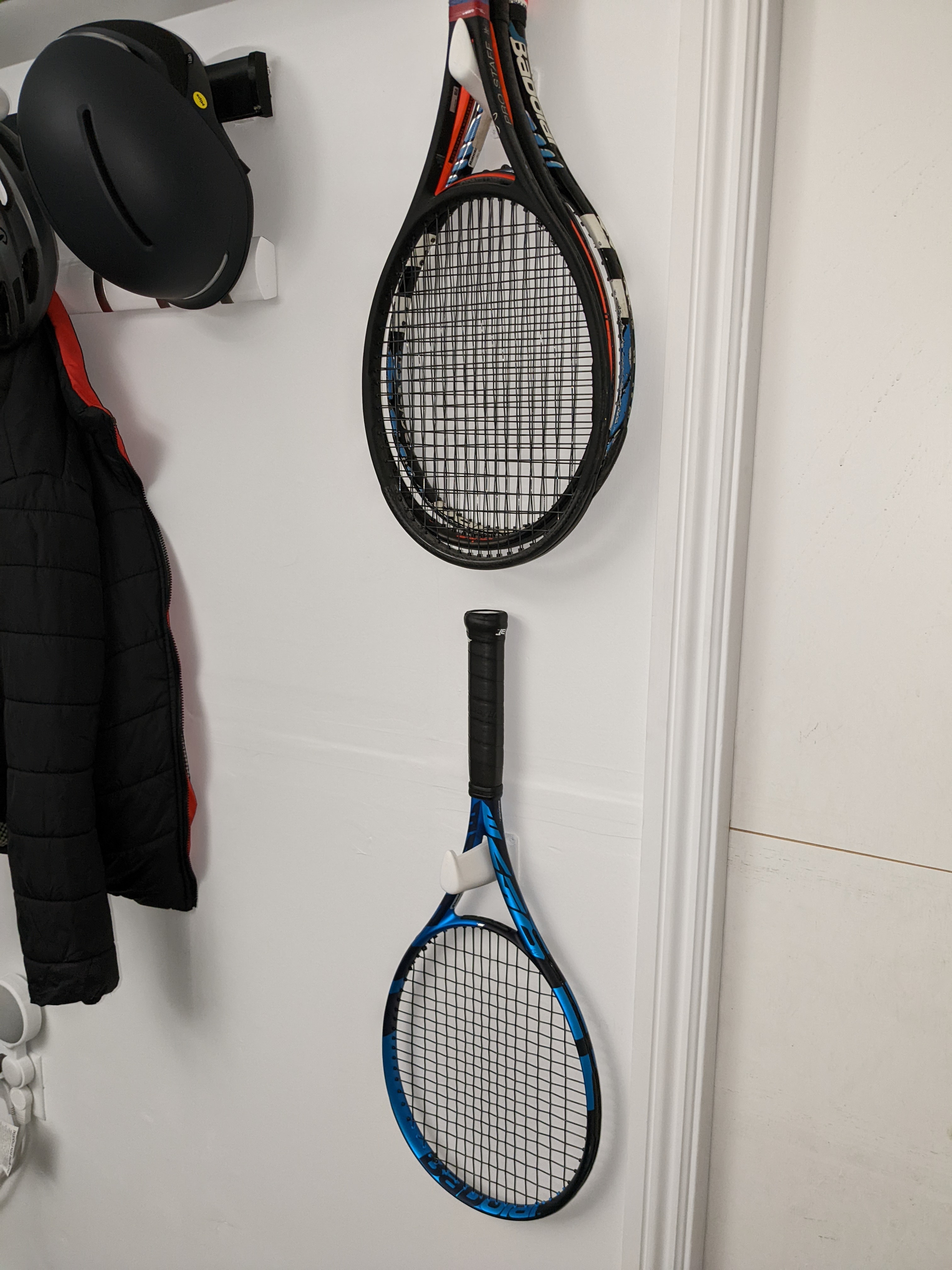 Tennis racket wall mount