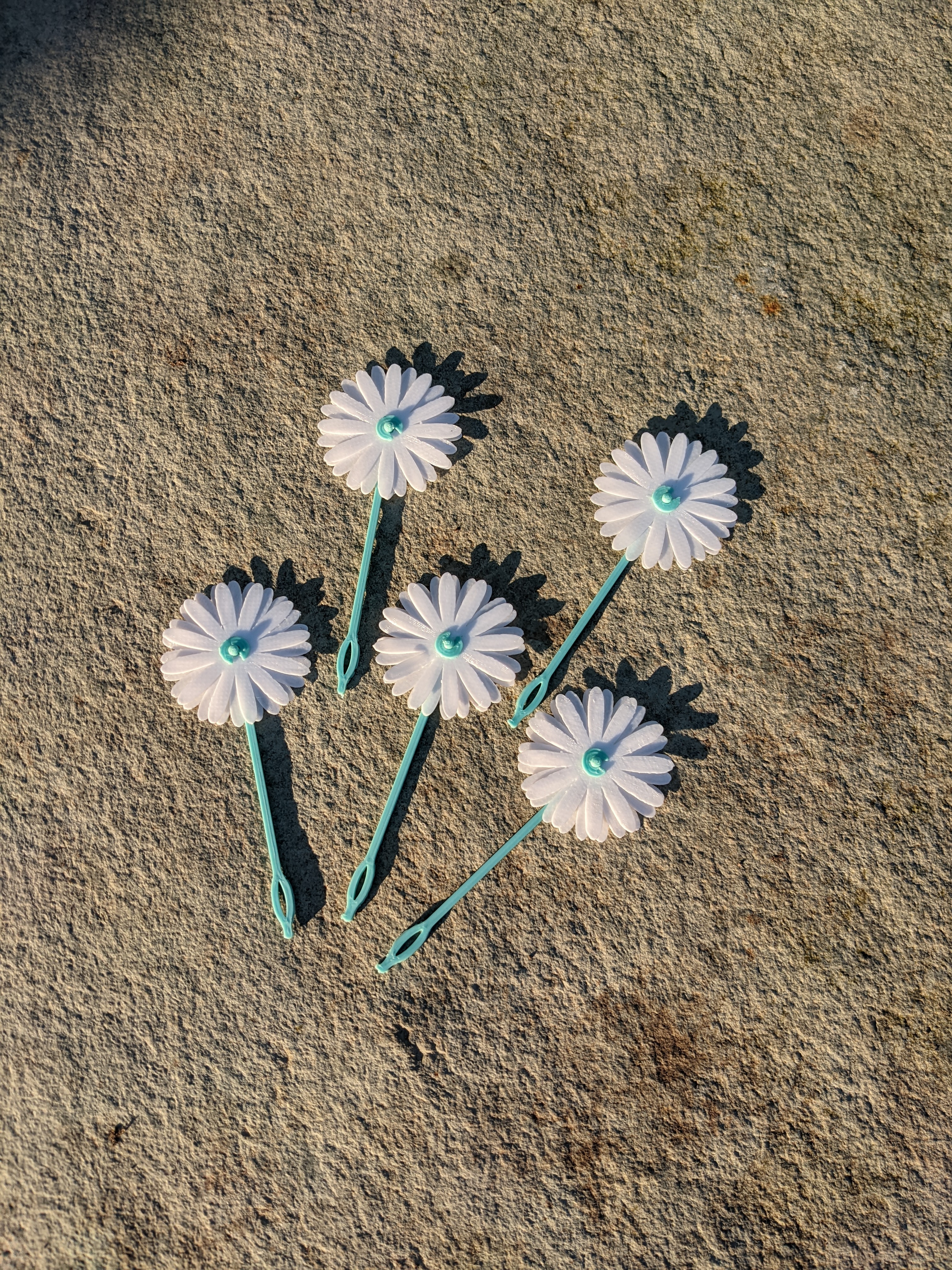 Daisy Chain DIY - Self assemble flowers