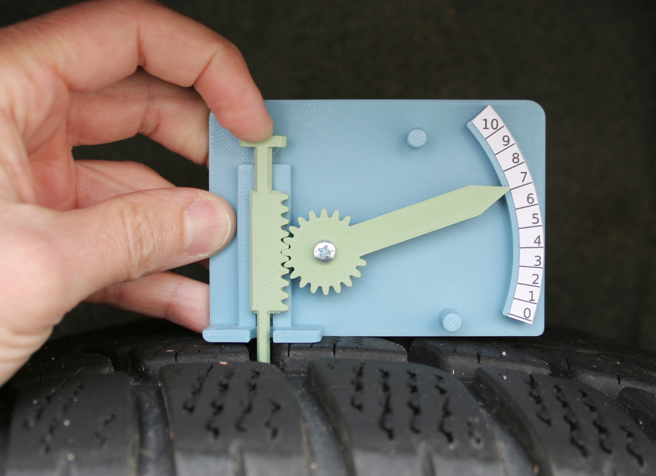 Dial gauge for tire profile