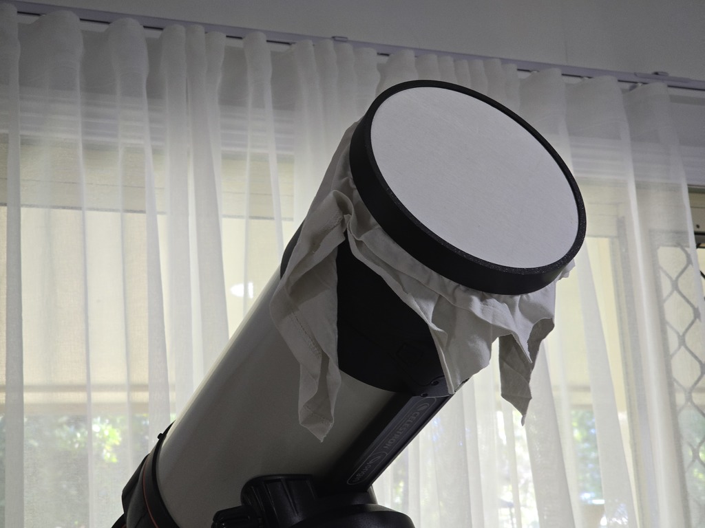 Telescope push-fit diffuser cap for generating flats with a t-shirt