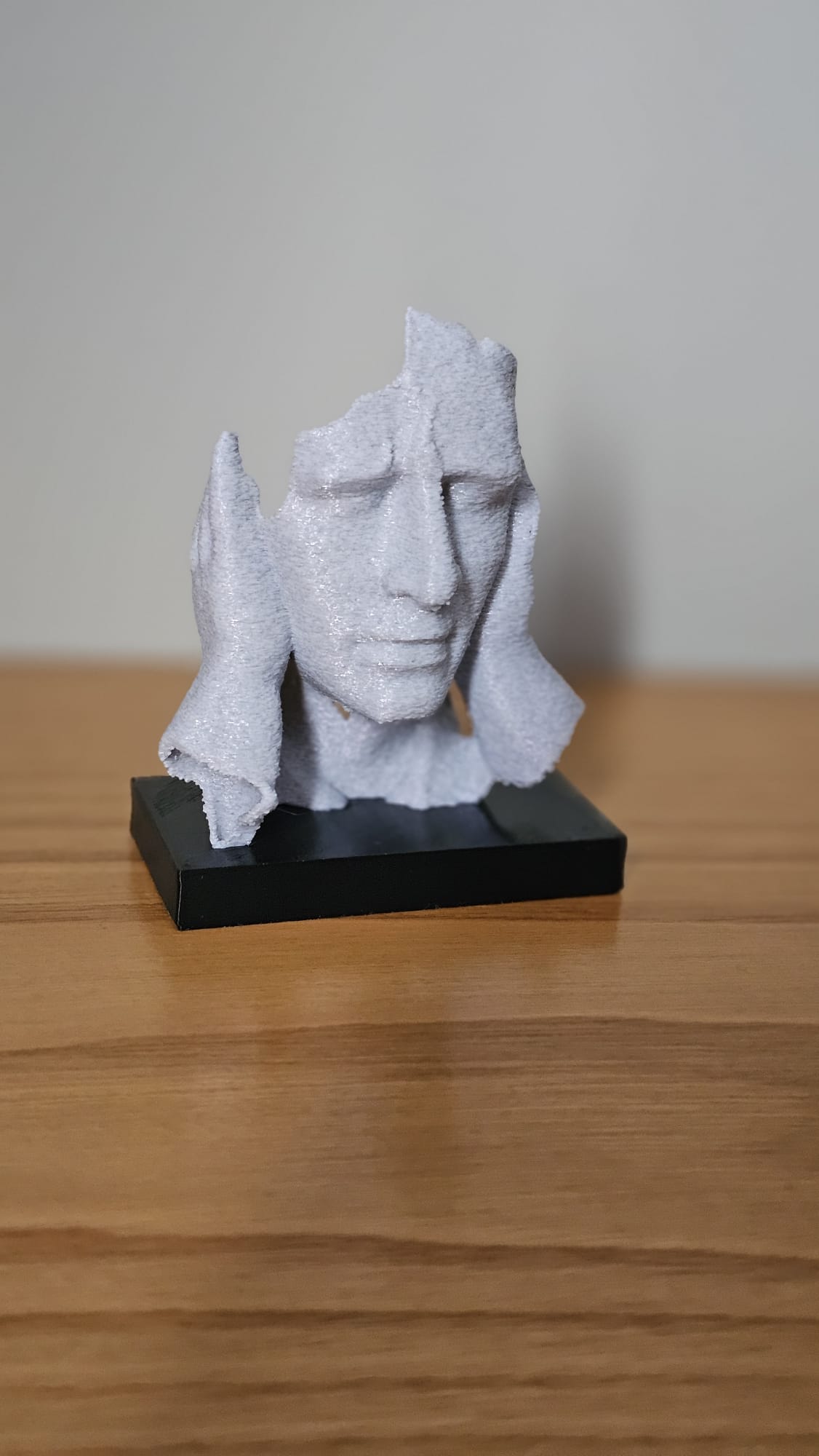 Escultura con manos tapando los oídos