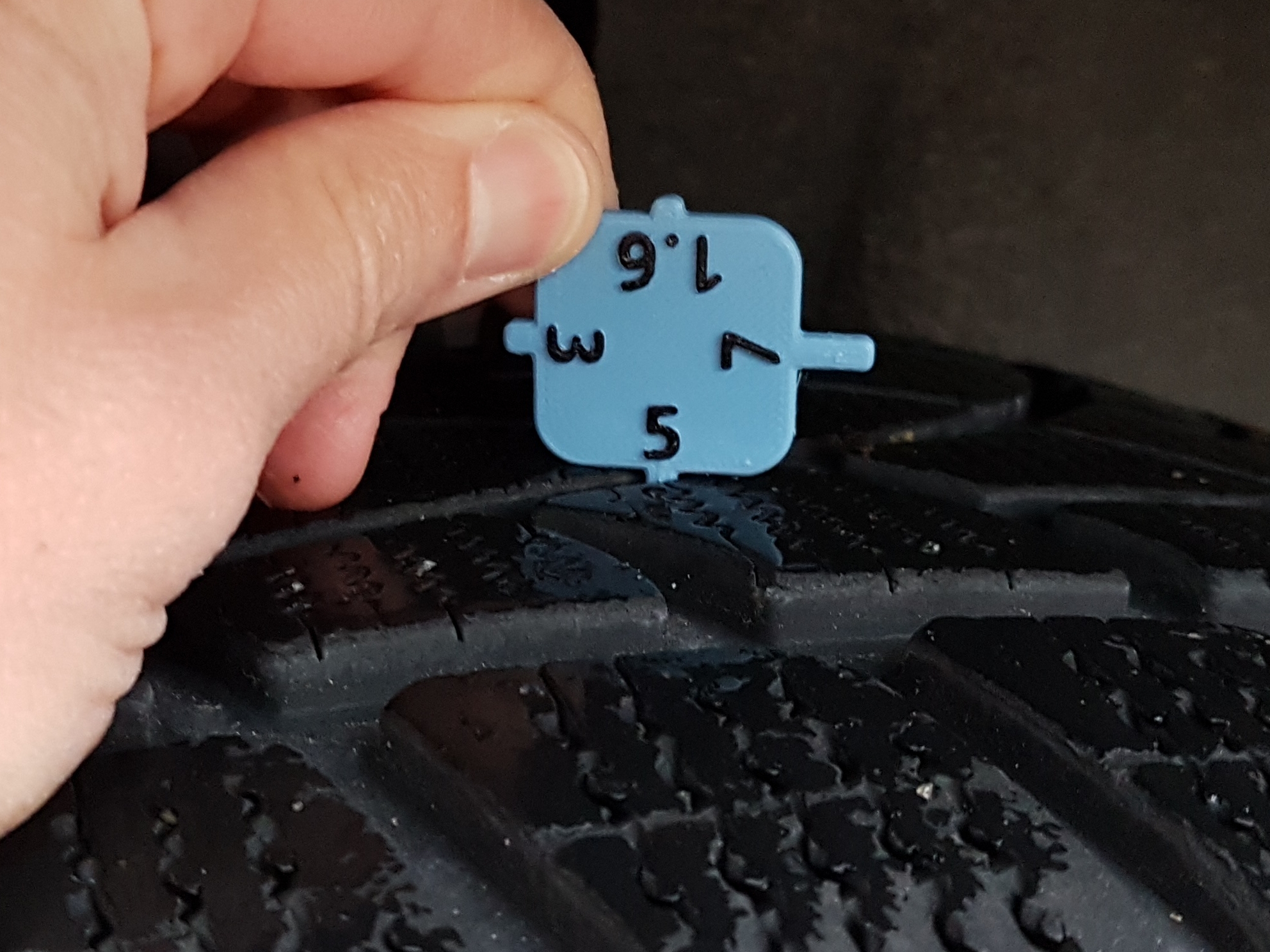 Simple tire profile gauge