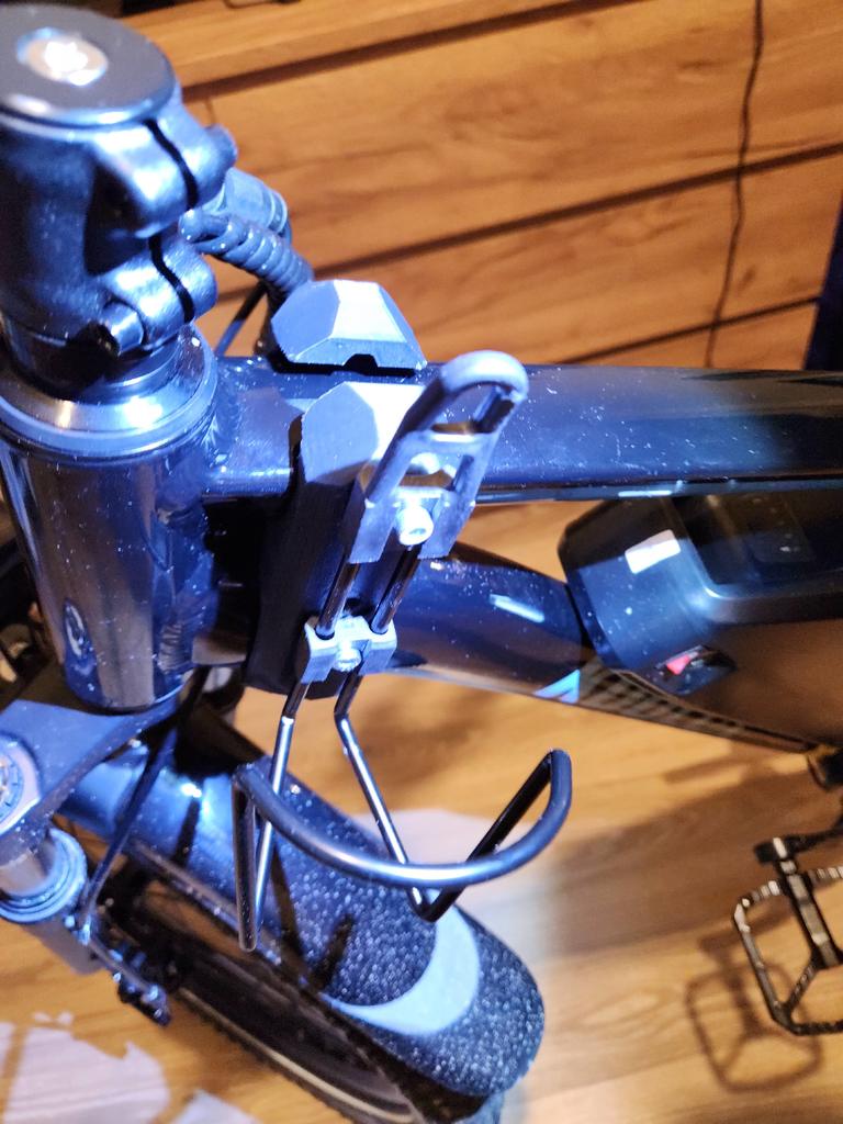 Bicycle waterbottle bracket in front triangle