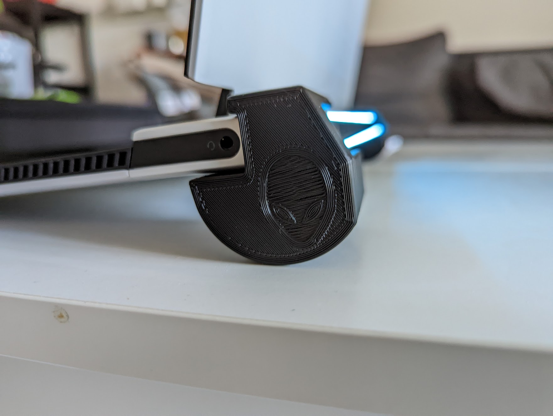 Alienware X15 R2 Laptop Stand by spanzeri Download free STL model