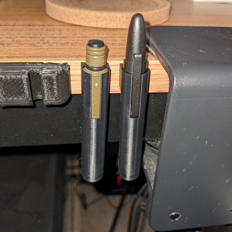 Pokka Pen Lateral Desk Mount