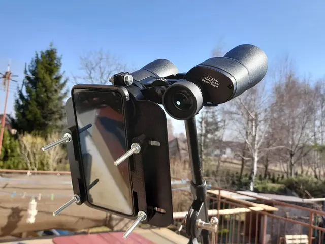 Universal binoculars adapter for smartphones