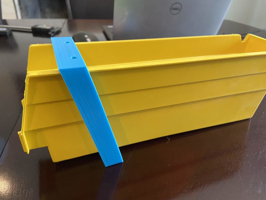 Miniatura 2 do modelo 3D Storage Bin Hanging Bracket
