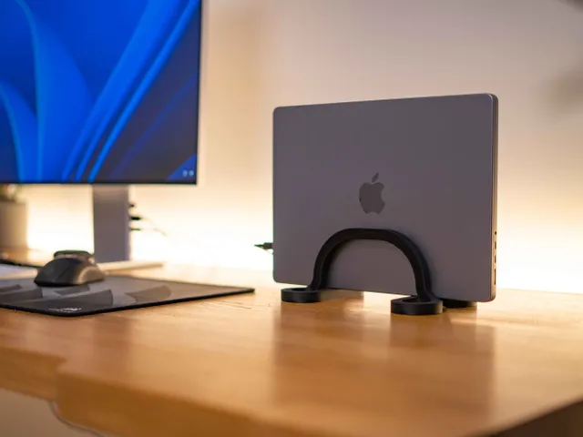 Apple MacBook Pro stand 13"/14"/16” desktop („tangled stand”)