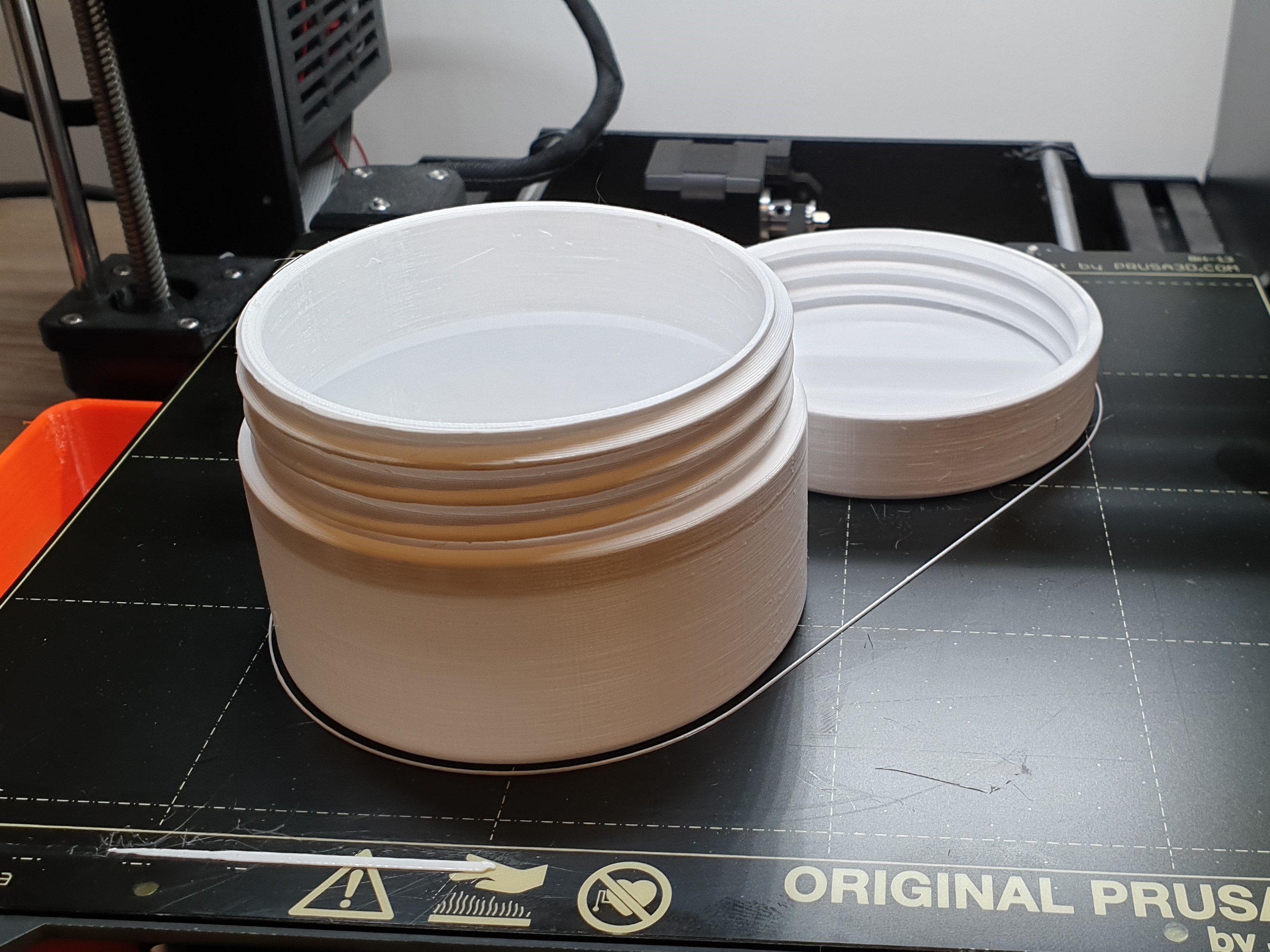 Miniatura 2 do modelo 3D Simple box with screw lid