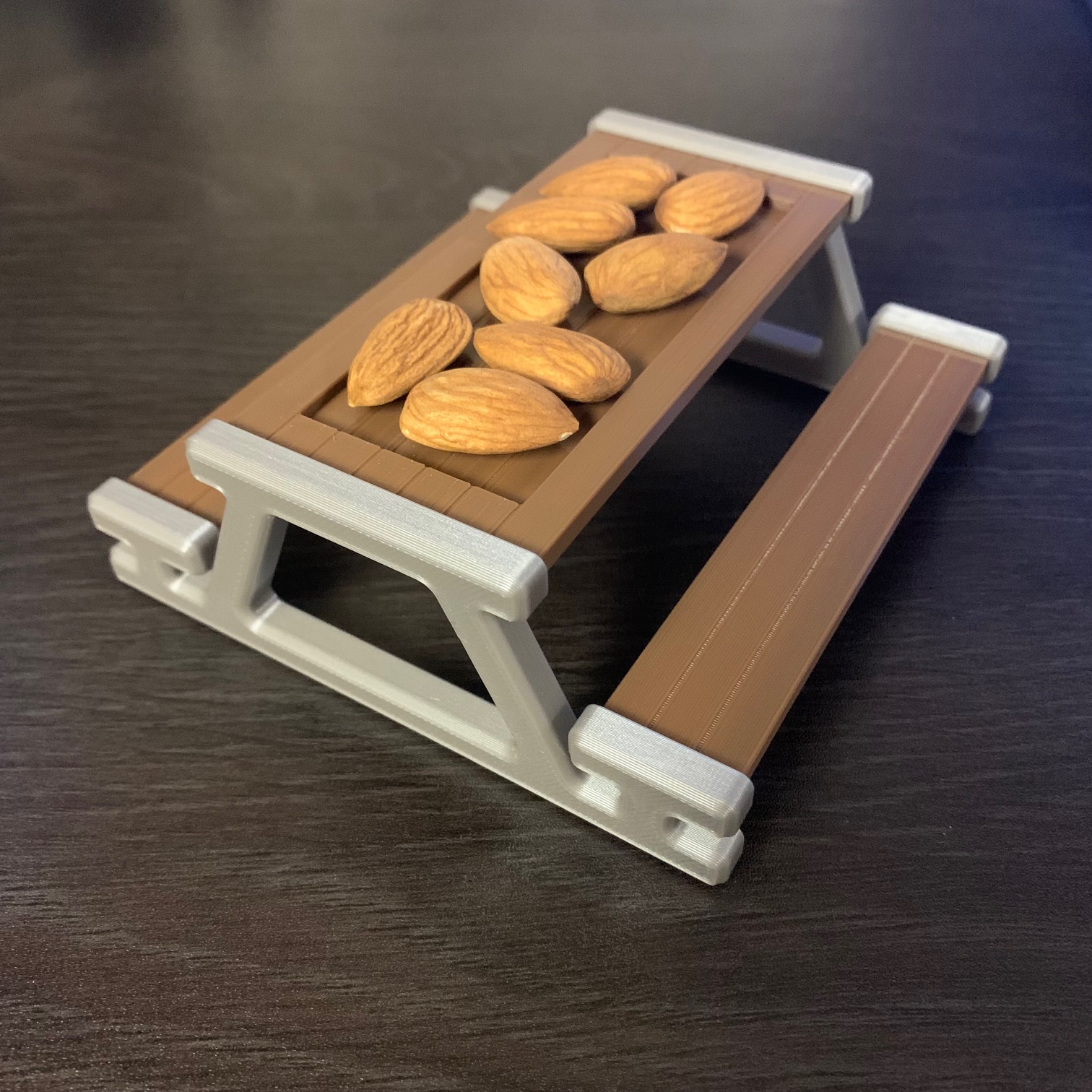 Miniatura 3 do modelo 3D Chipmunk Picnic Table