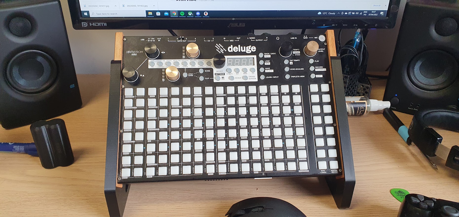 Synthstrom Deluge Stand