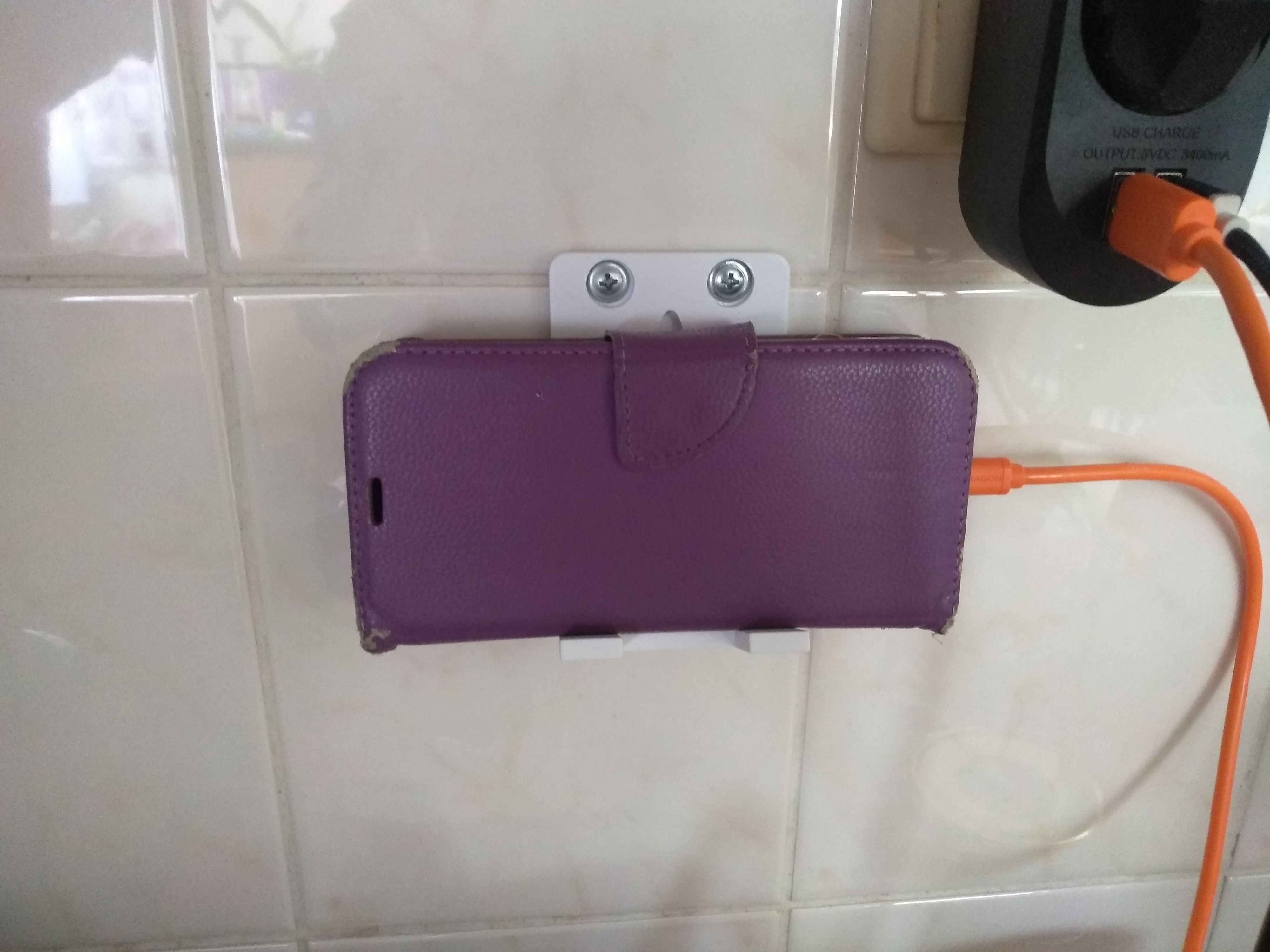 Držák telefonu na zeď