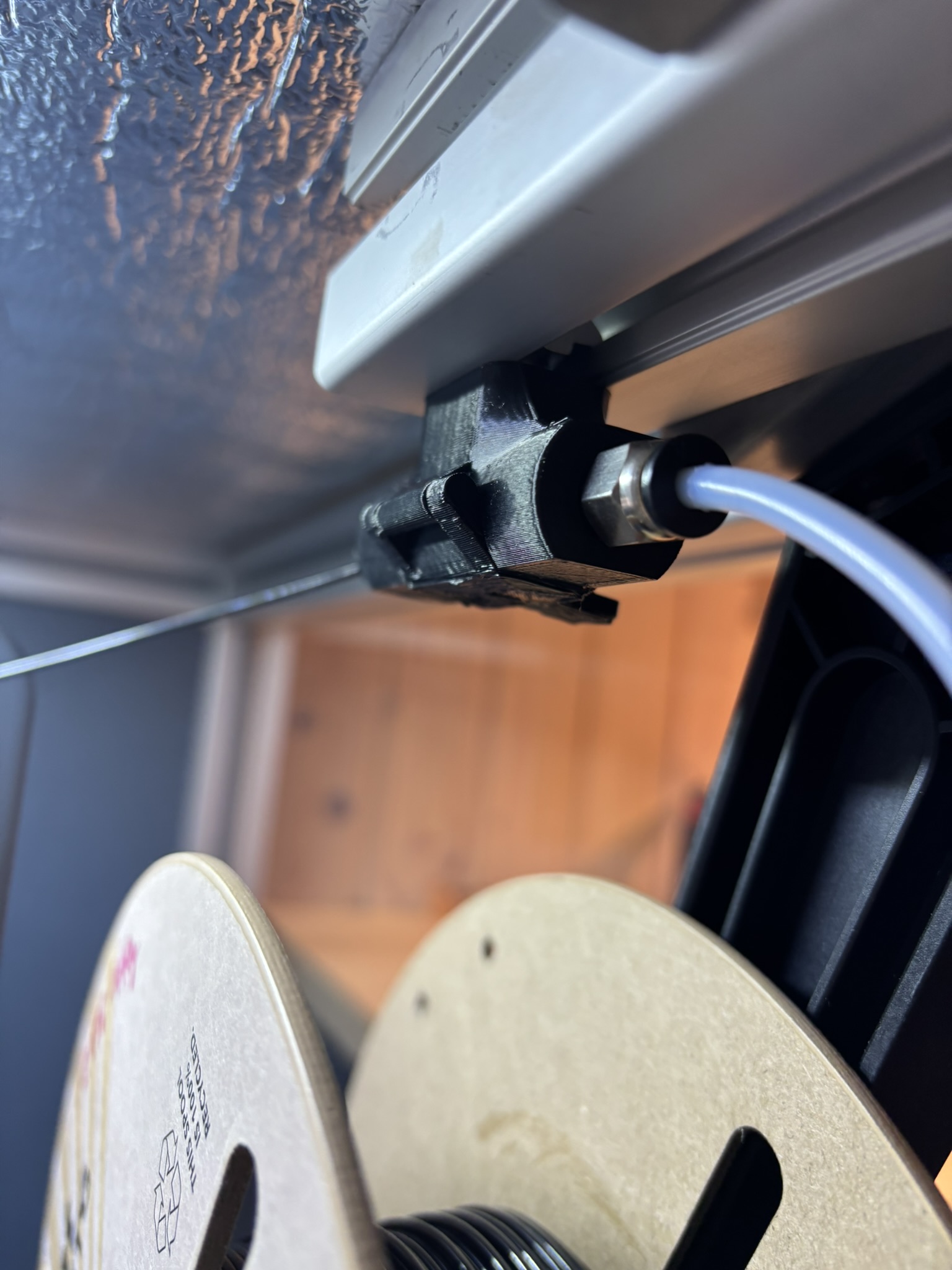 Exstrusion mounted filament guide with filter