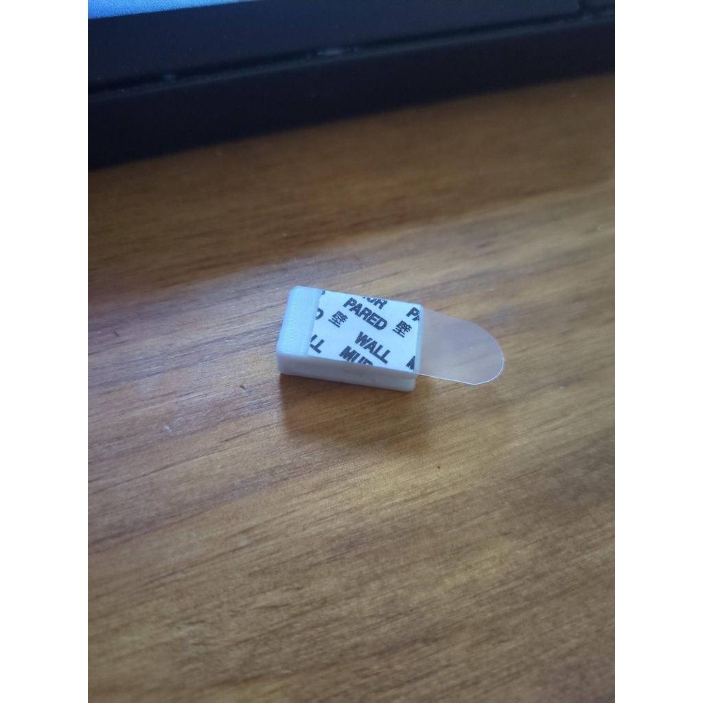 Command Strip Wall Mount Paper Clip — thumbnail 2