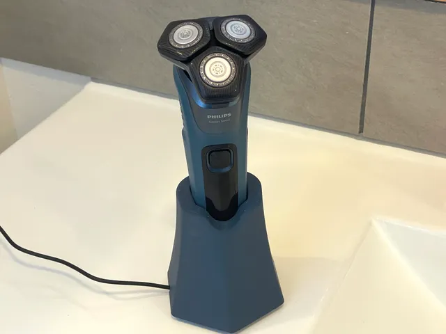 Charging stand for Philips 5000 series electric shavers