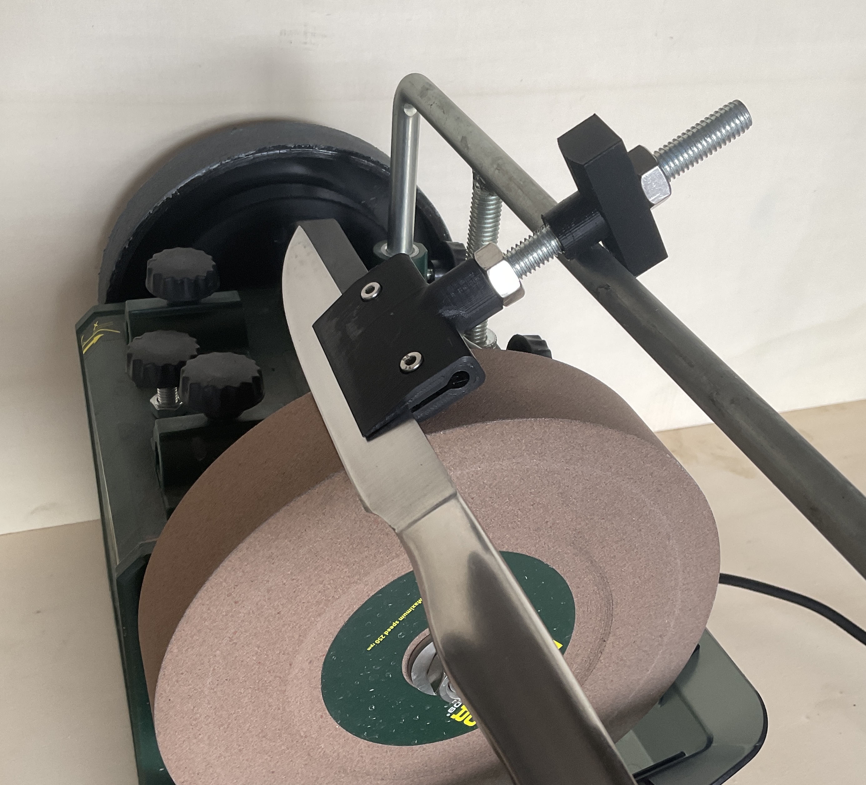 Knife holder for grinding machine