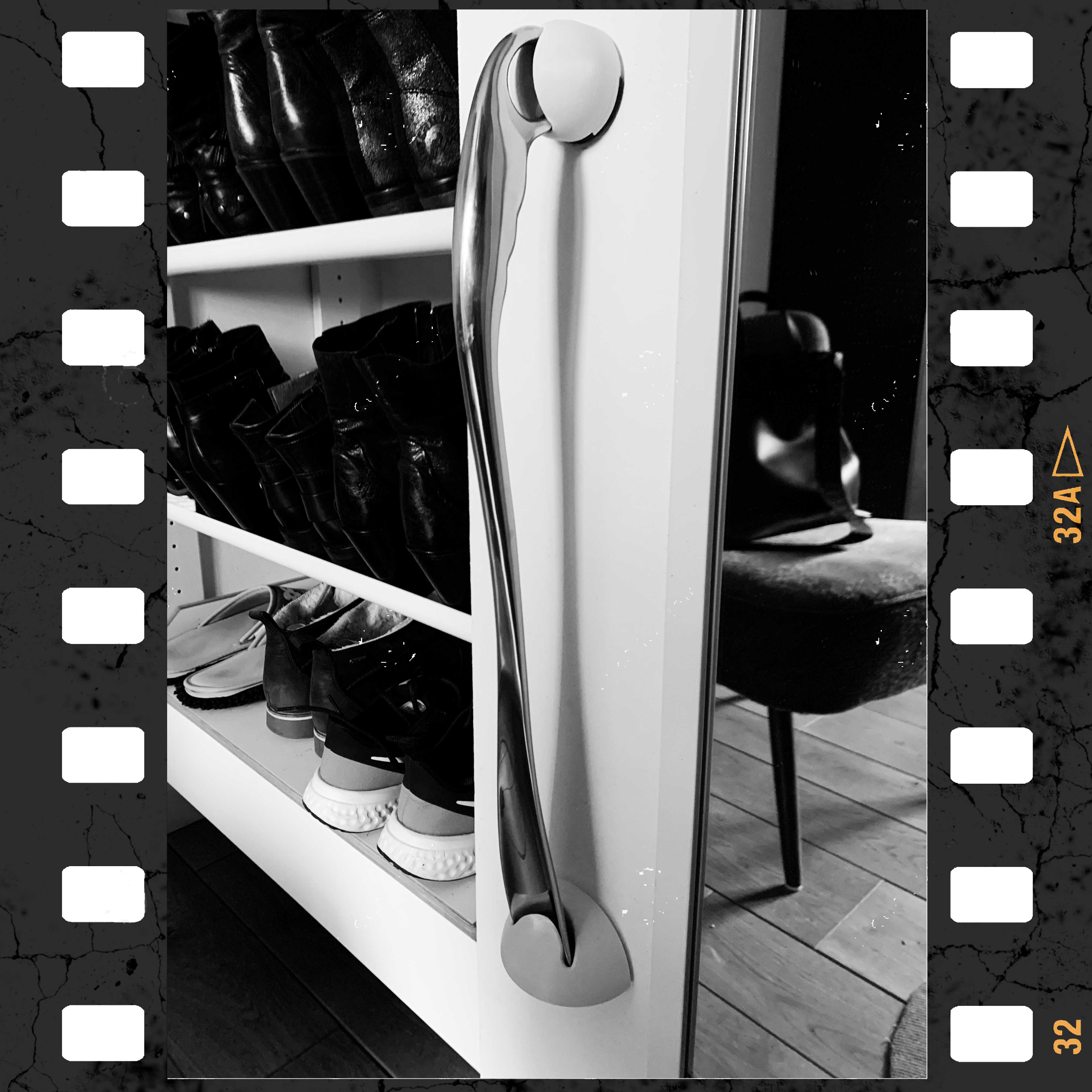 Shoehorn wall bracket