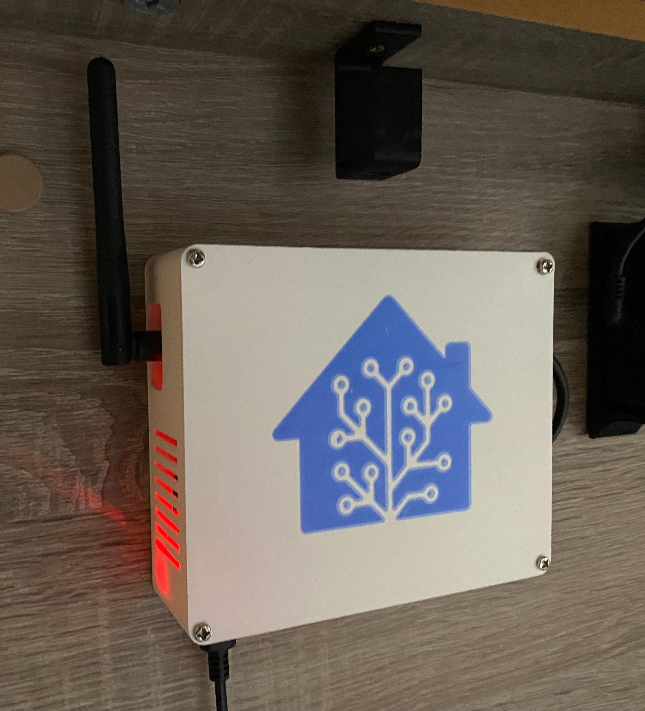 Raspberry Pi wall-mount box for Home Assistant