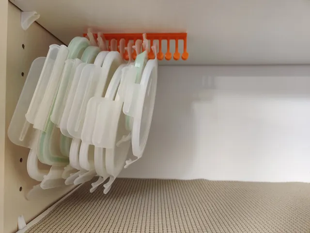 Hanging containers lids holder