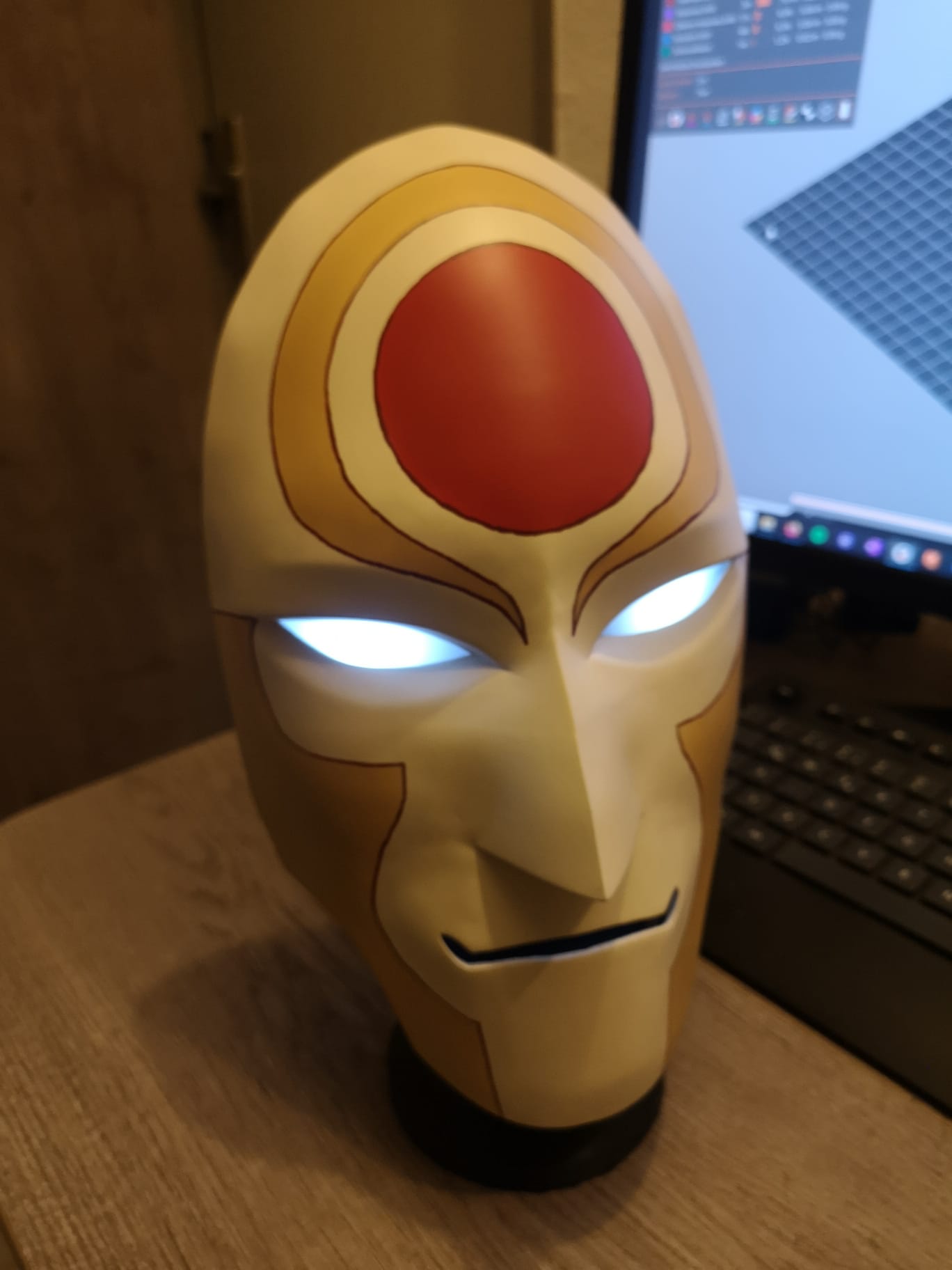Amon Mask Stand lighted / Maskenständer Amon beleuchtet