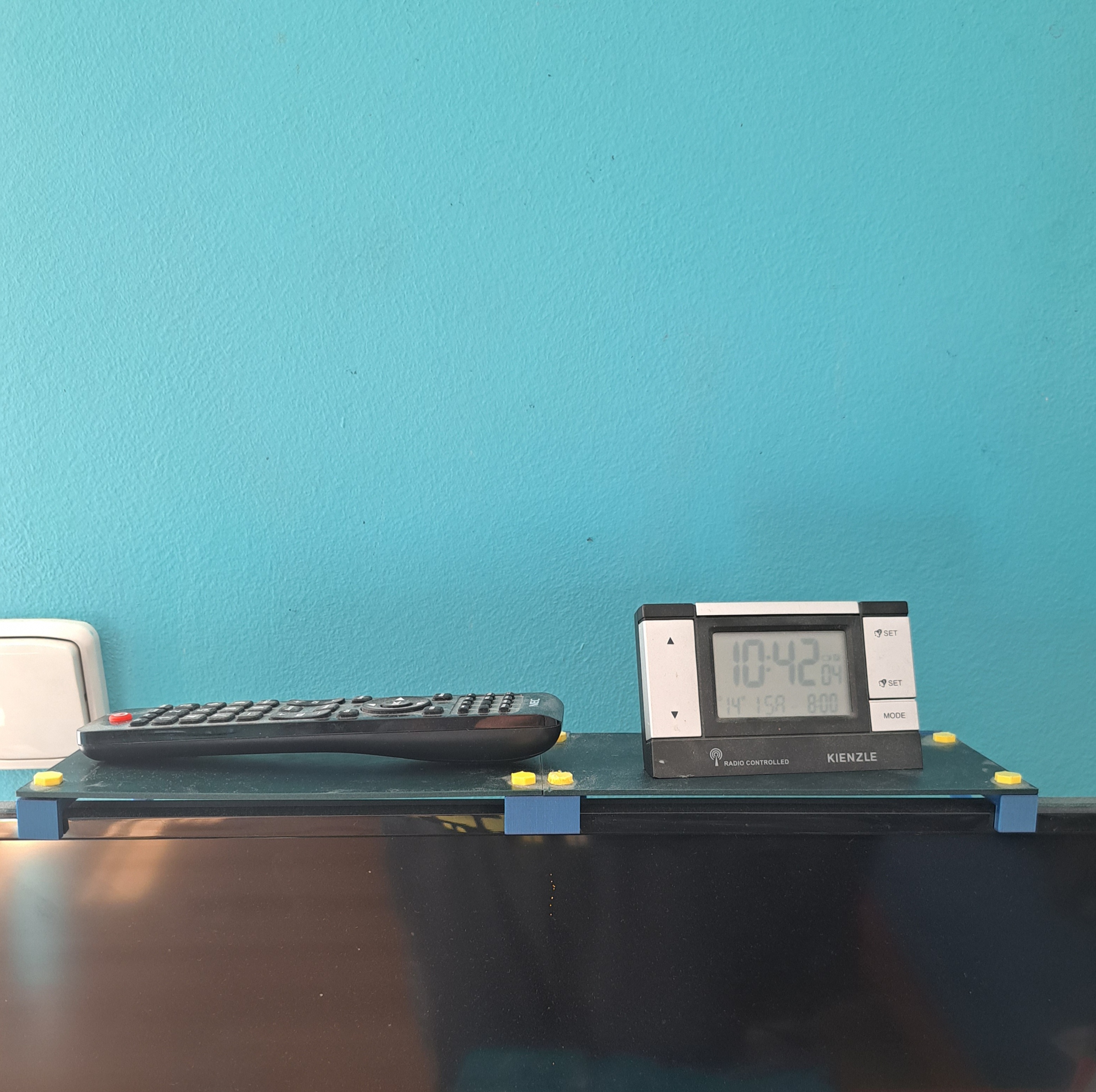 Monitor shelf