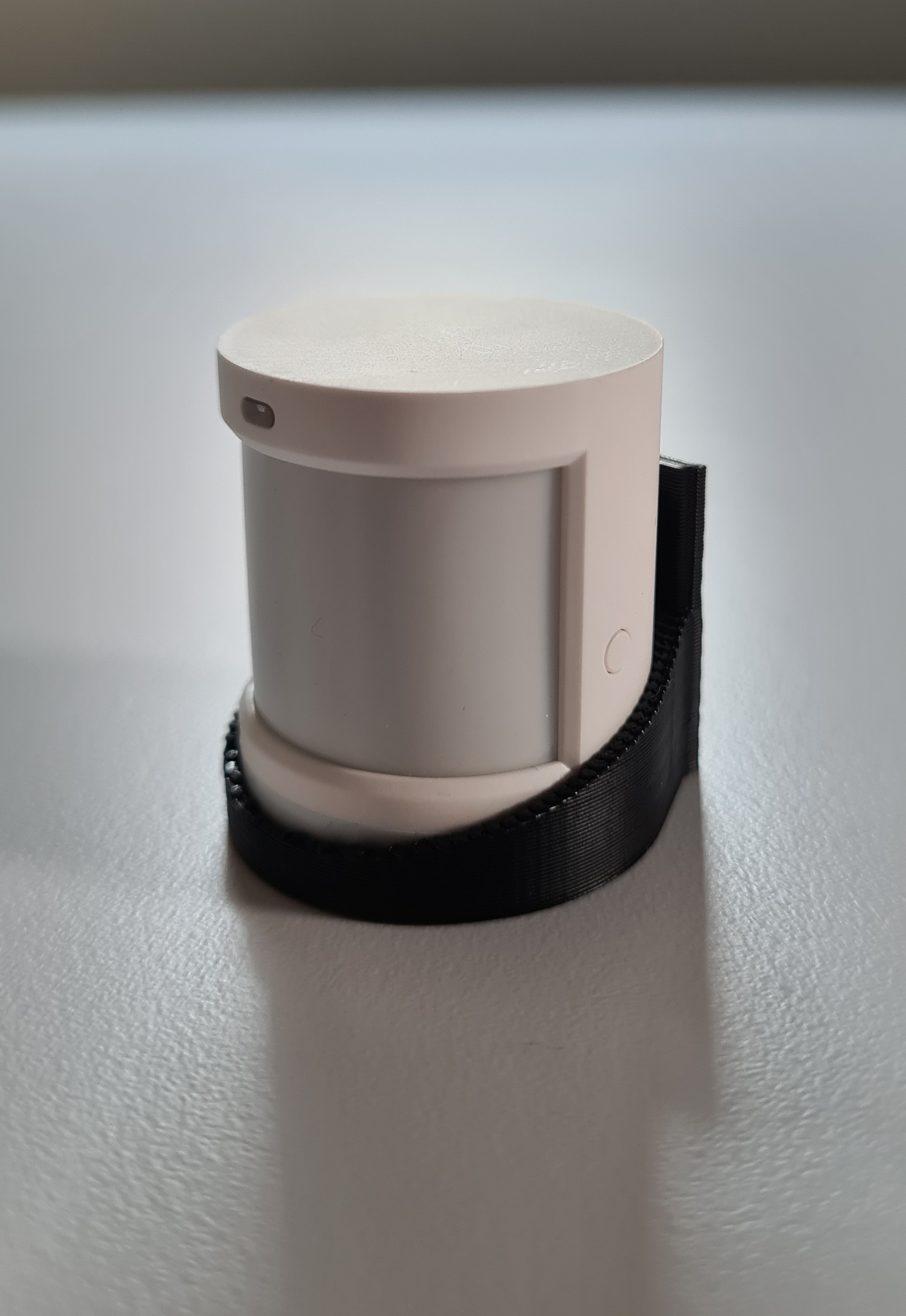 Xiaomi Aqara motion sensor wall mount screw hole