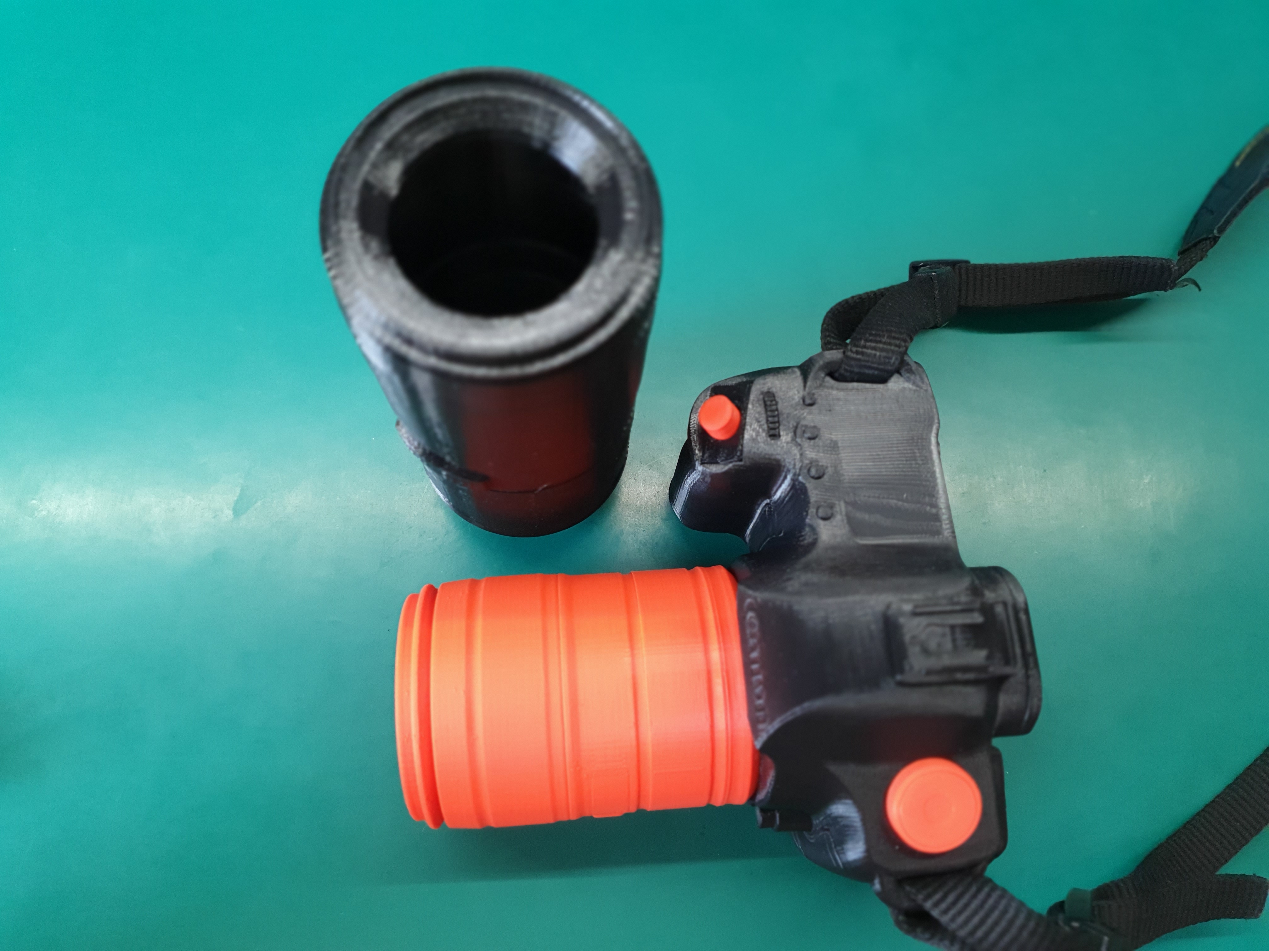 📷 DSLR camera, attachable lens, clickable shutter button, swivel wheel.