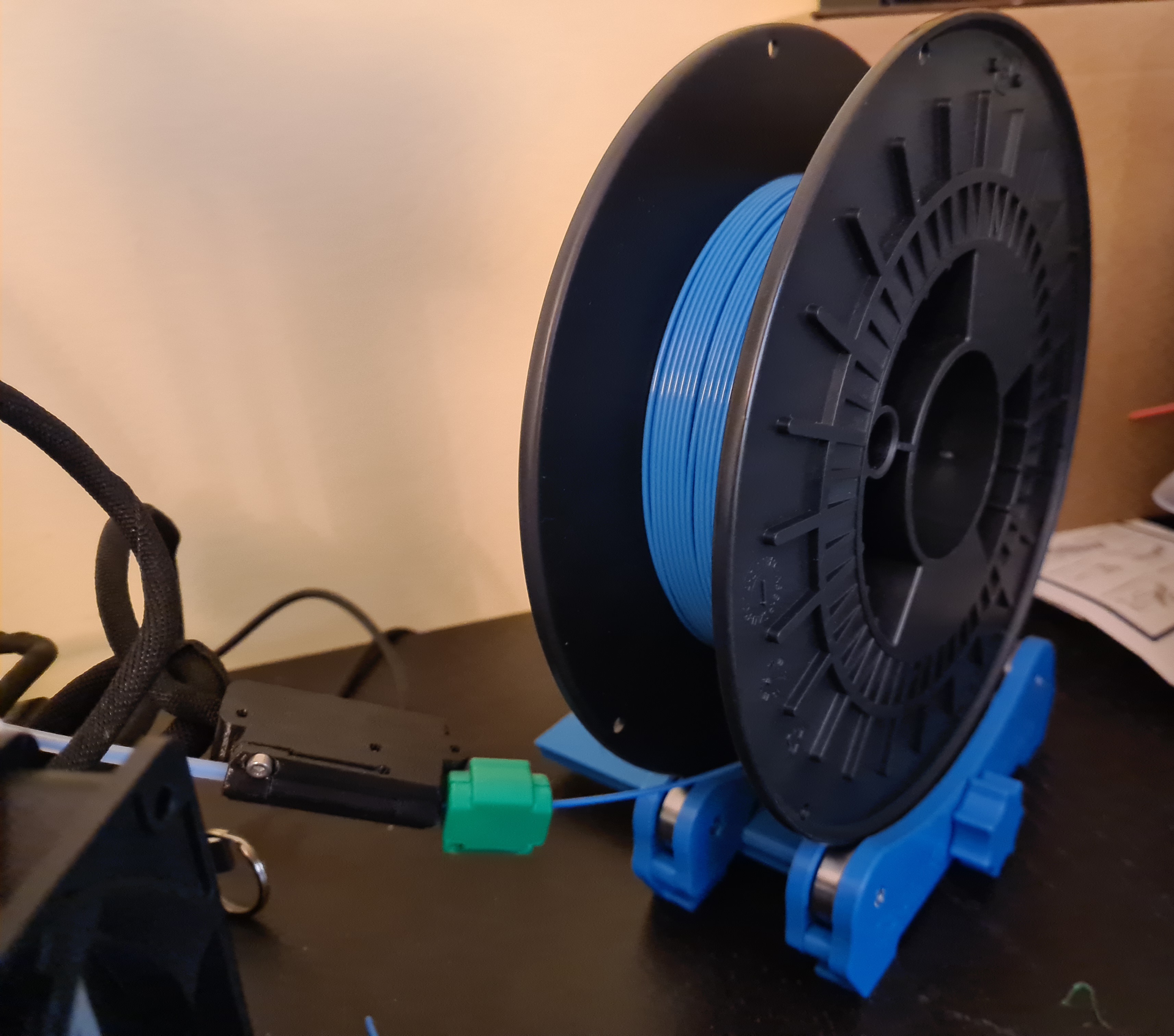 MOD: only 4 nuts & bolts and 2kg support / Jen 4 šroubky s matkou a podpora 2kg cívky 3D model thumbnail