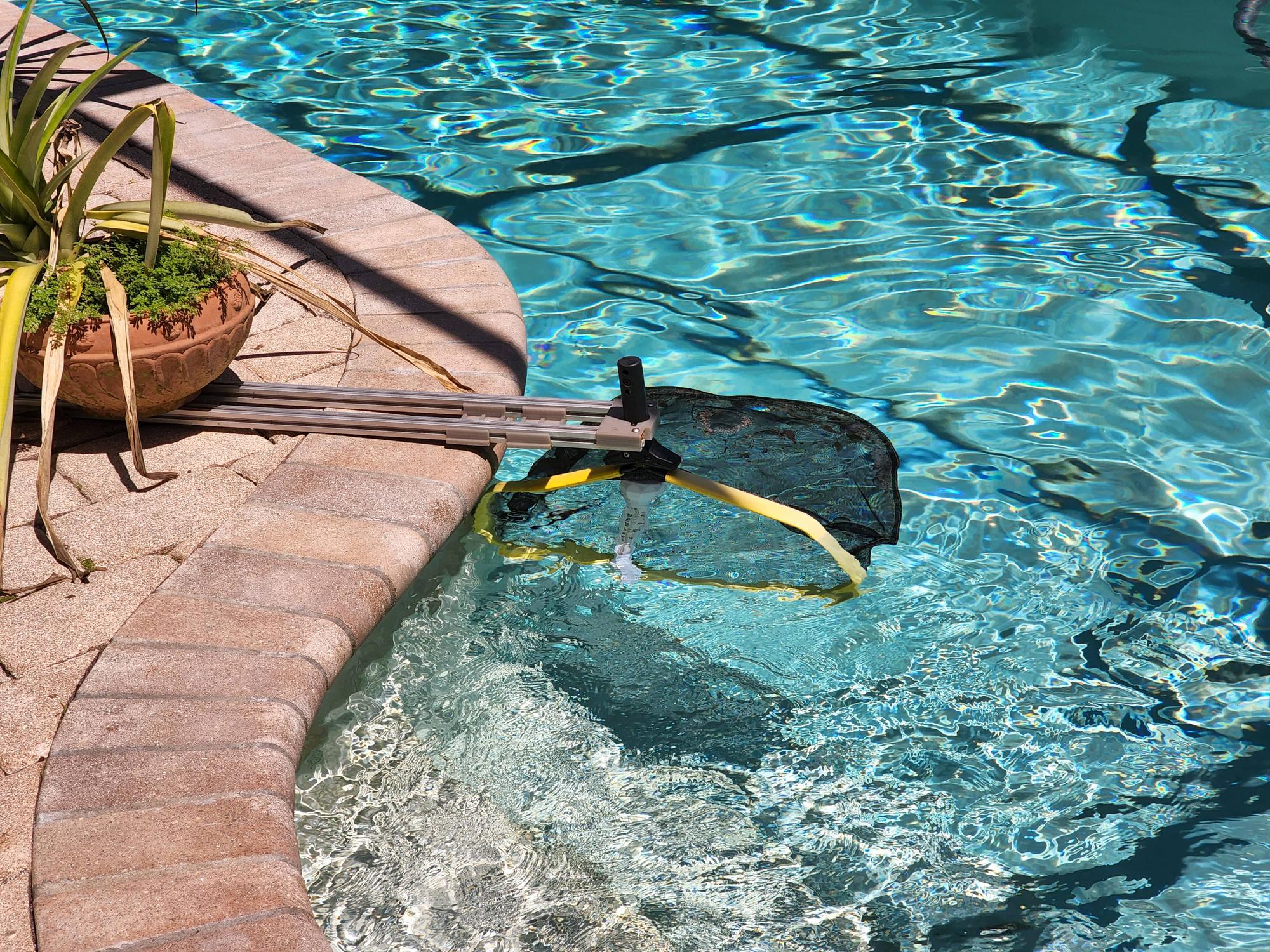 Pool skimmer/net holder