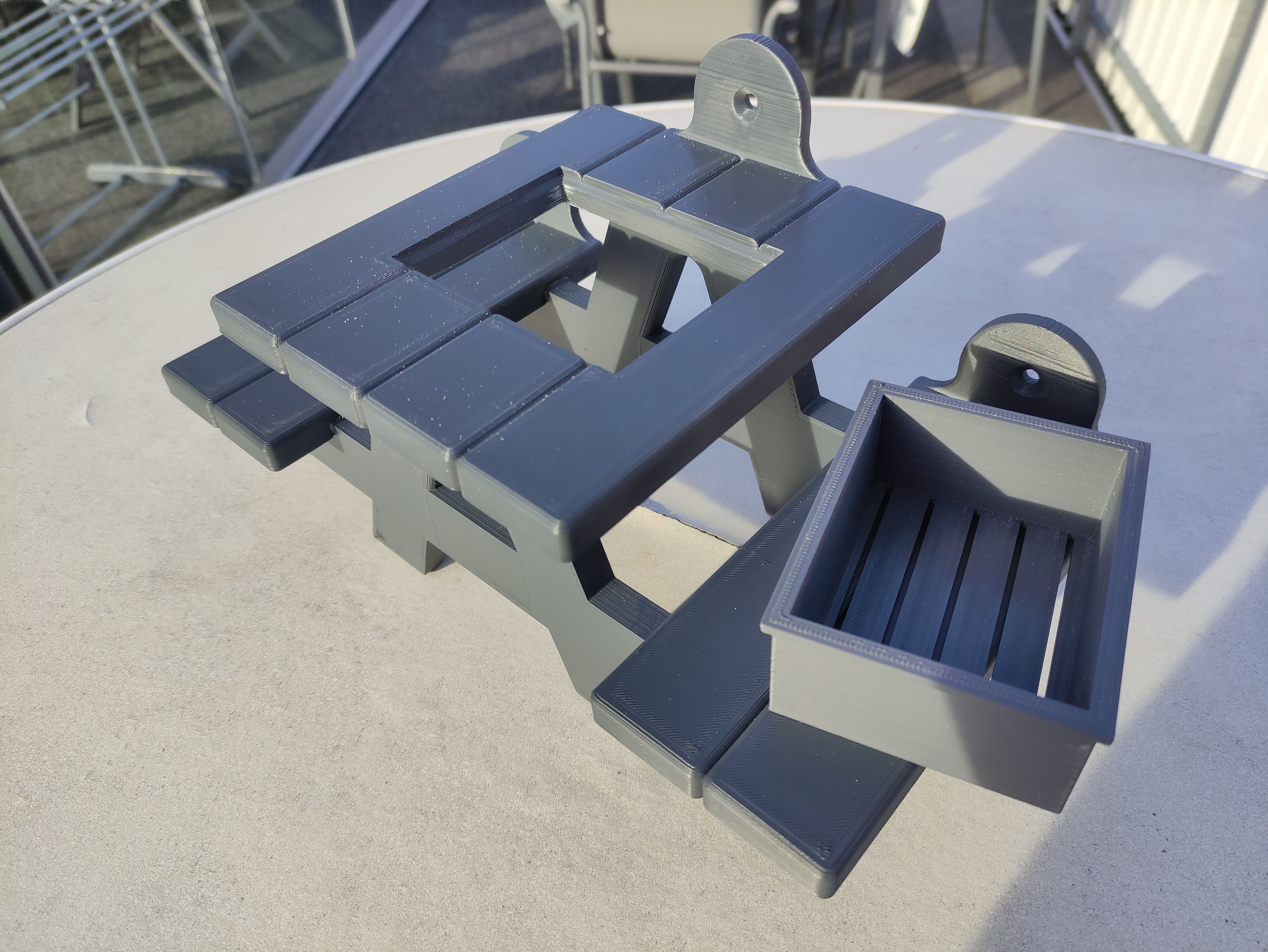 Miniatura 4 do modelo 3D Picnic Table Squirrel Feeder