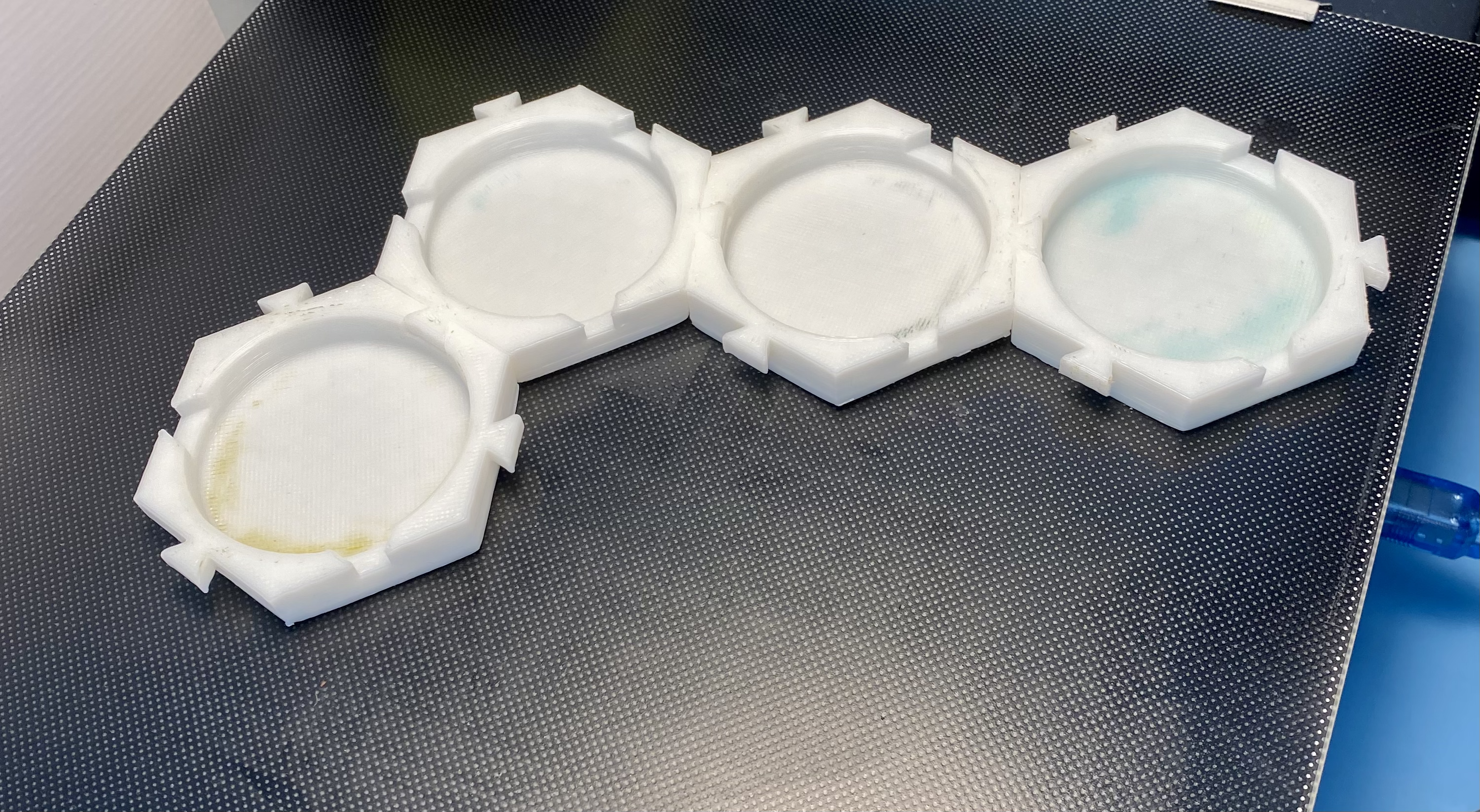 Interlocking coasters (leak preventing, hexagonal)