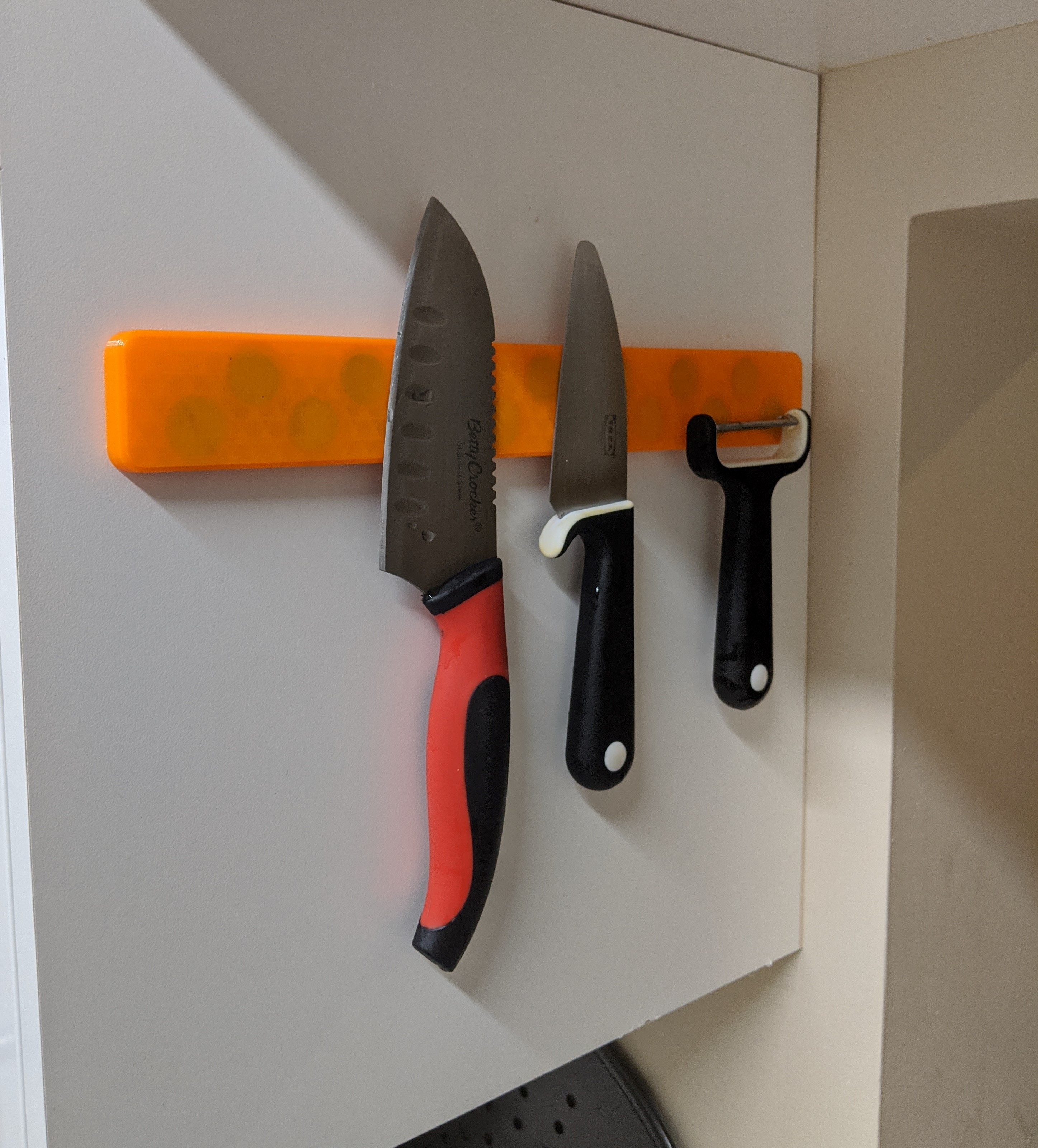 Magnetic knife mount