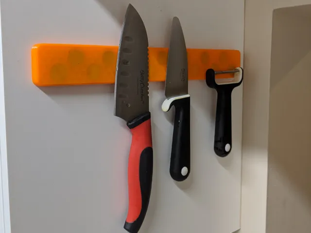 Magnetic knife mount