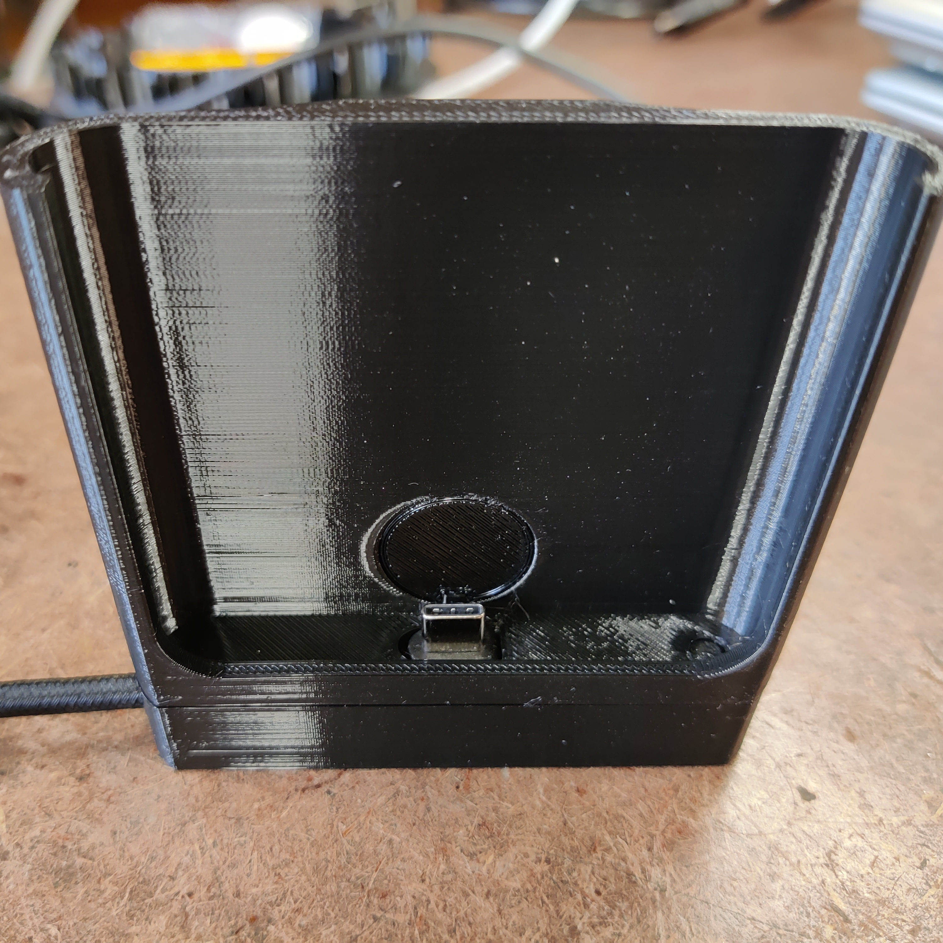 Mobile phone holder w. pwr/data