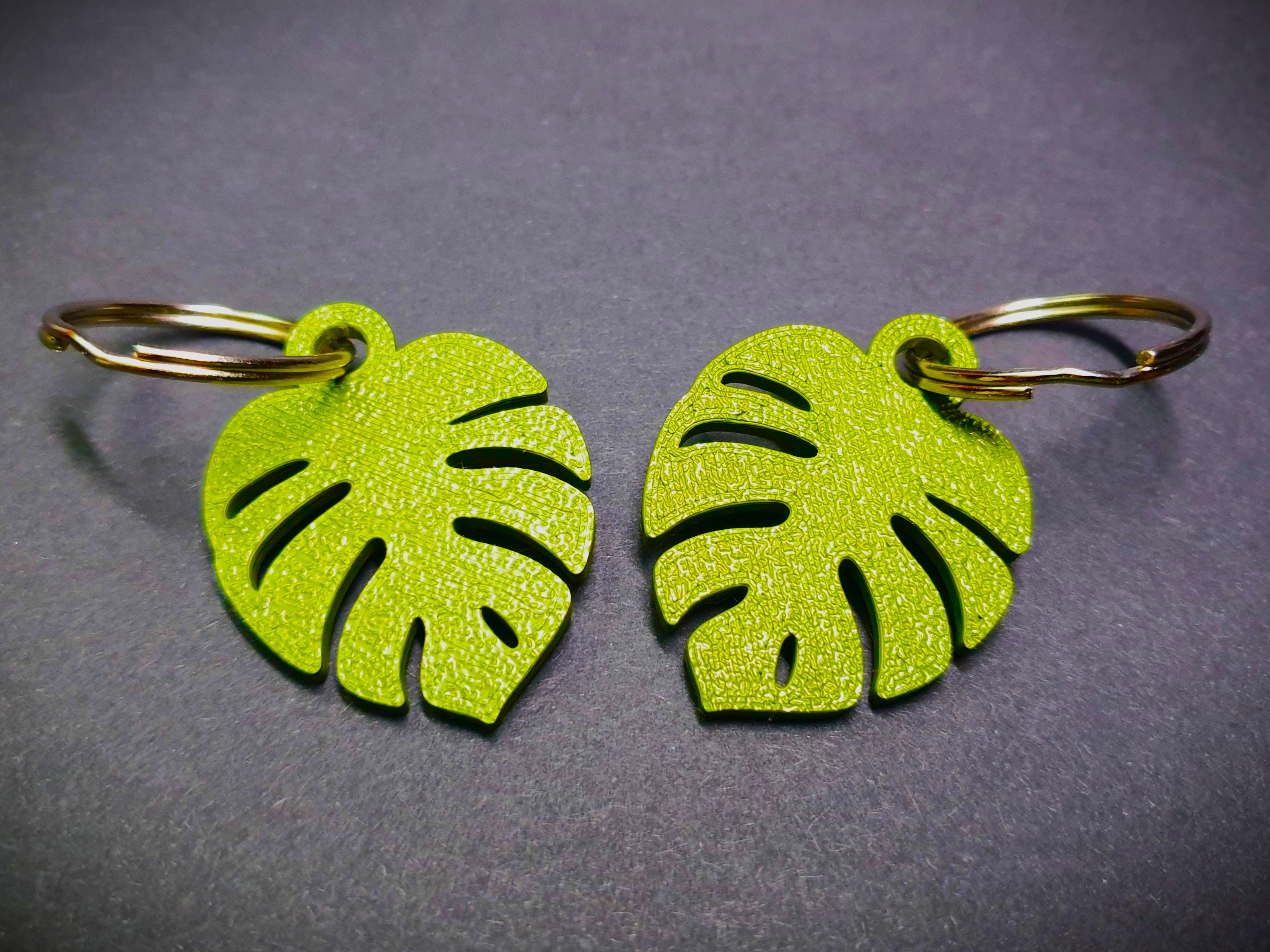 Monstera Leaf Keychain – Lightweight & Stylish
