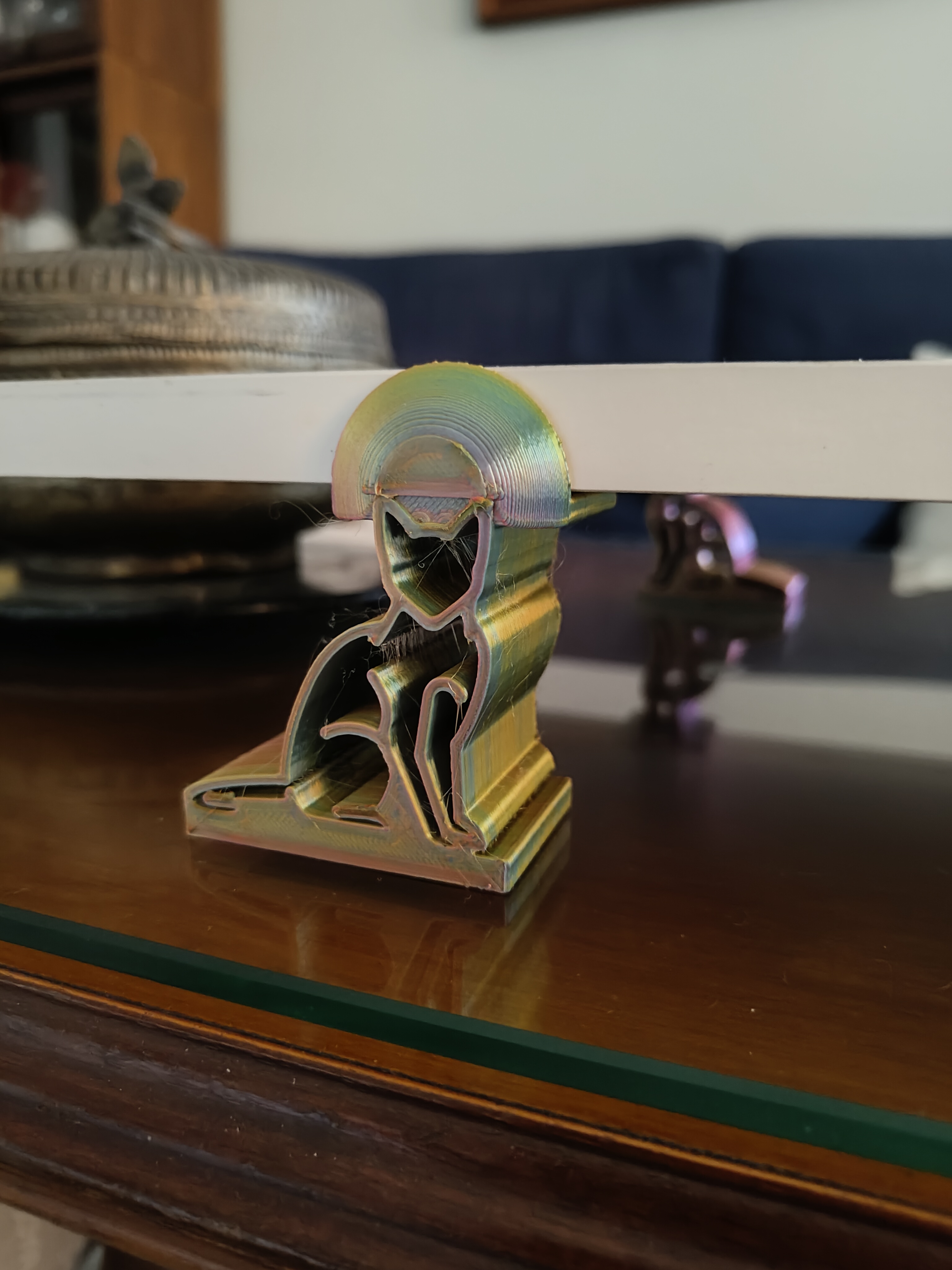 Cat-shaped shelf lifter