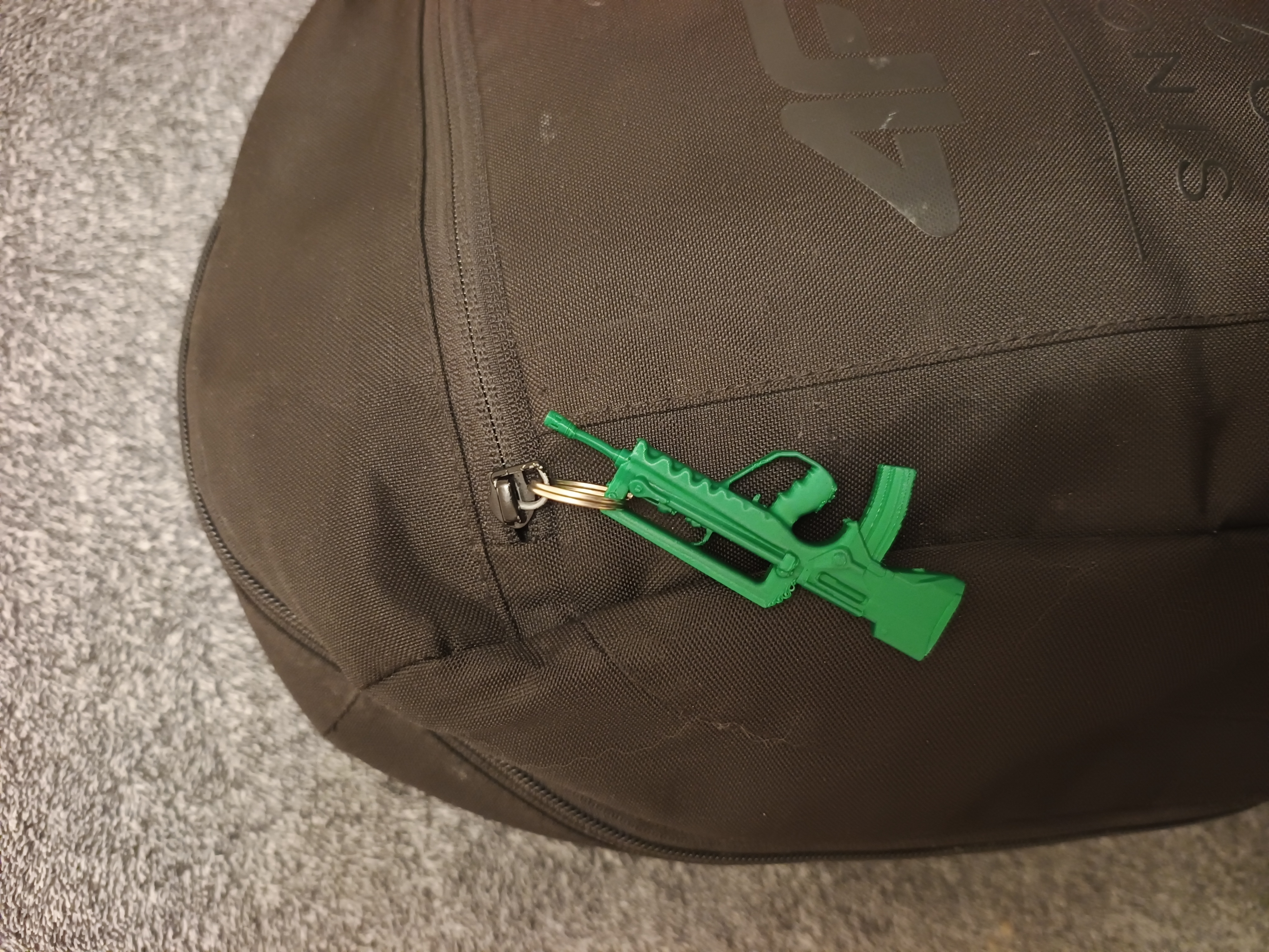 Famas / CS2 keychain/charm