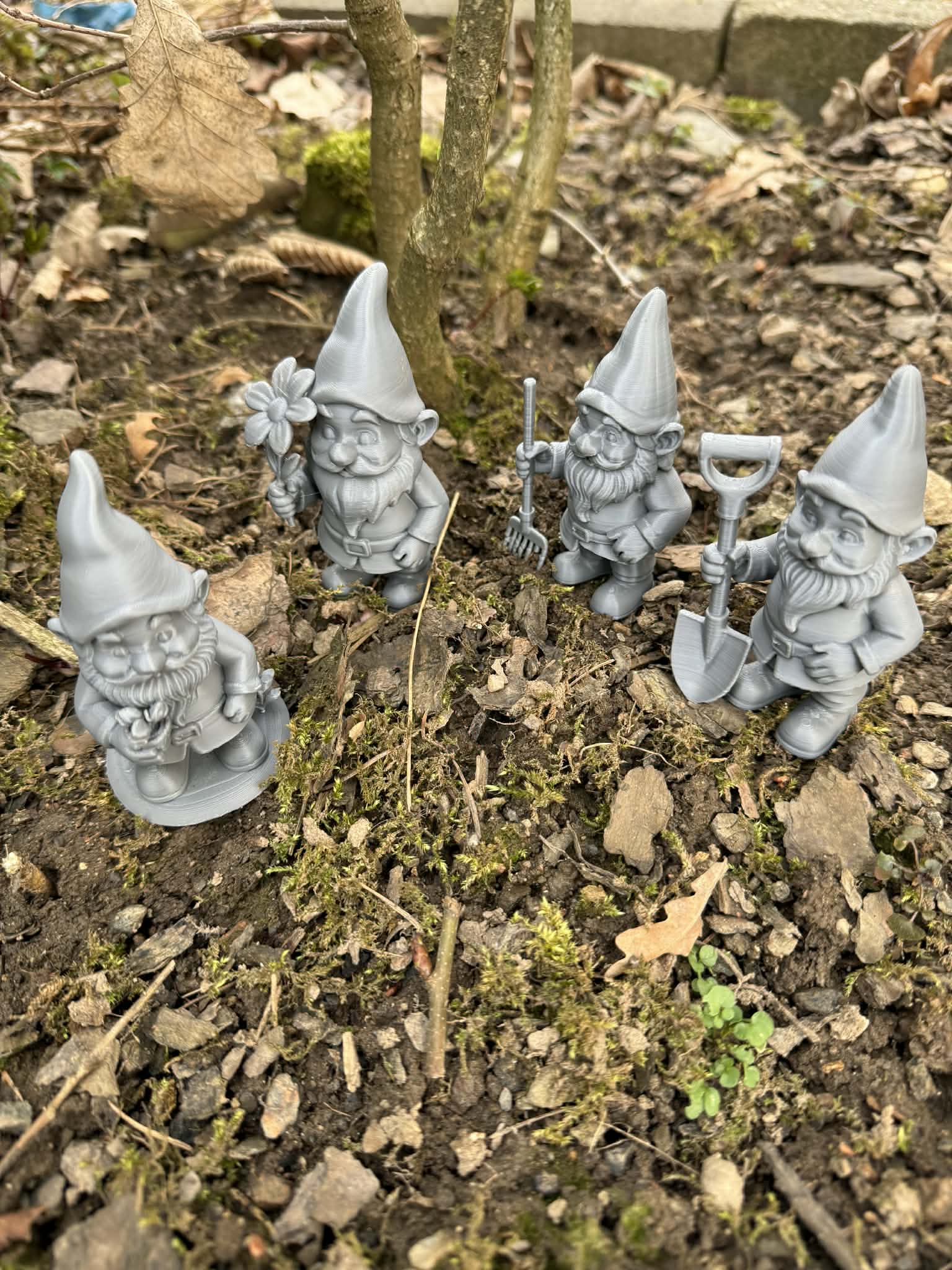 Garden gnome with tools — miniatura 7