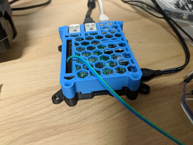 Raspberry Pi Case Honeycomb Remix
