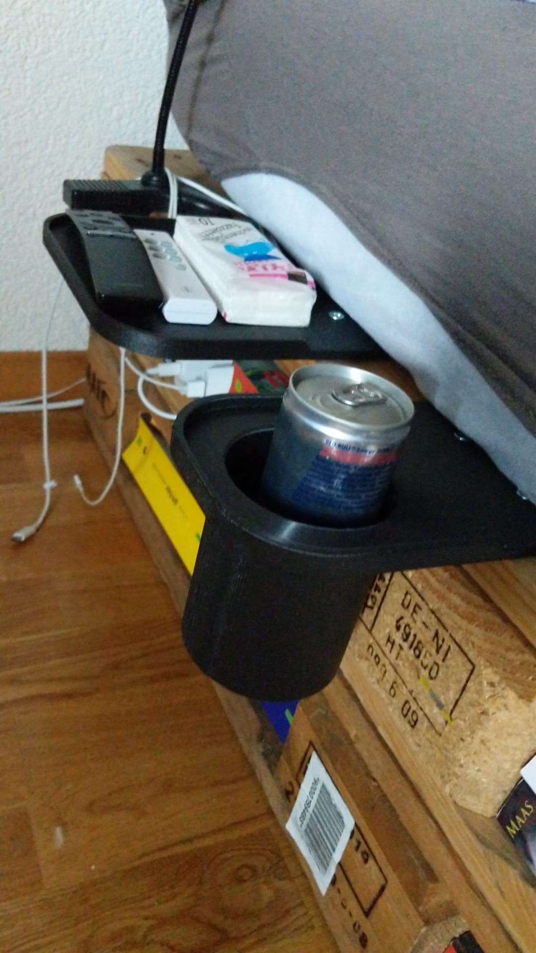 Miniatura 2 do modelo 3D Bed table for drinks