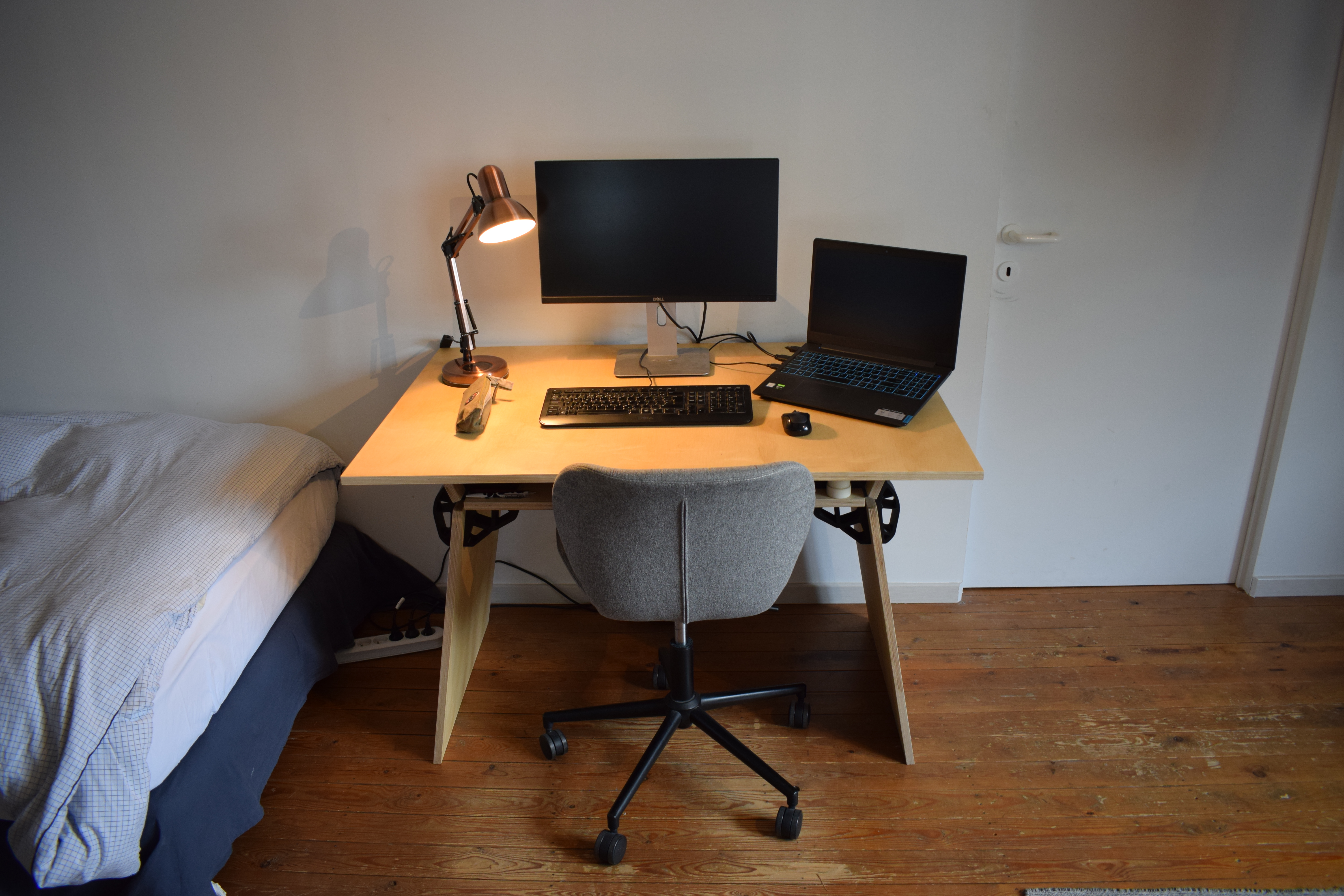 Desk with 3D-printable connector
