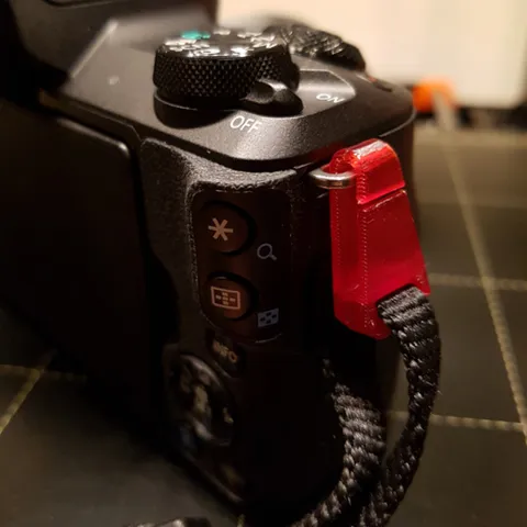 Camera strap quick-release clips (Tested with Canon EOS M50 + Nikon D3500)