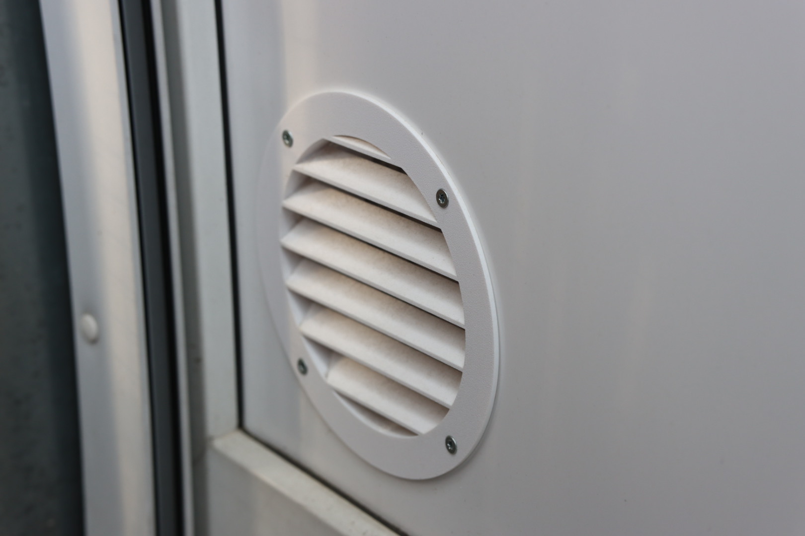 Aircon exhaust ventilation grille
