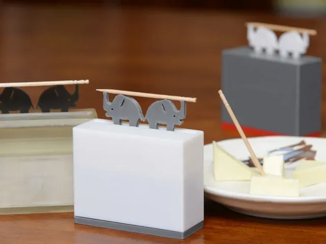 Toothpick dispenser with lever mechanism