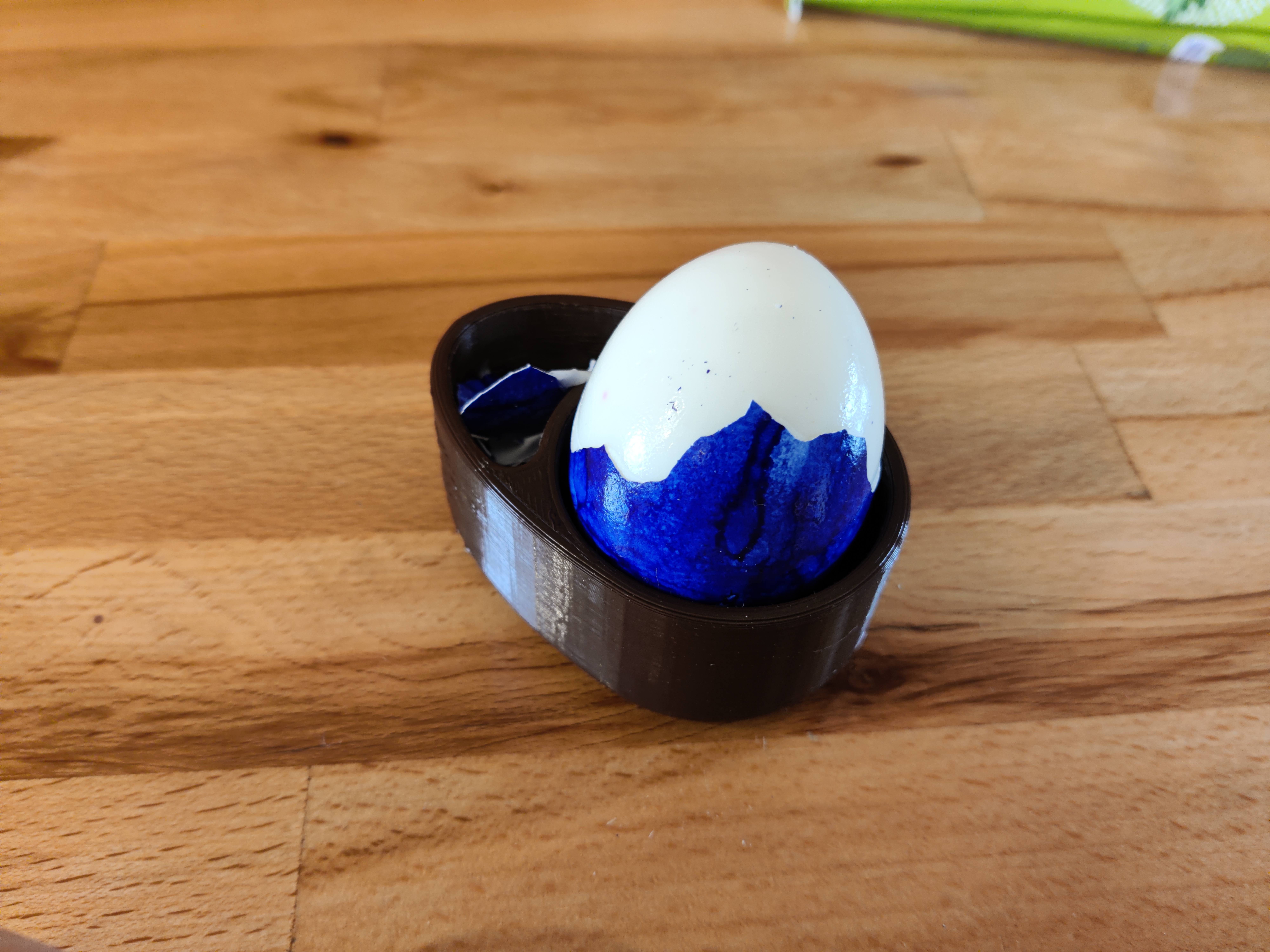Egg holder with integrated eggshell basket