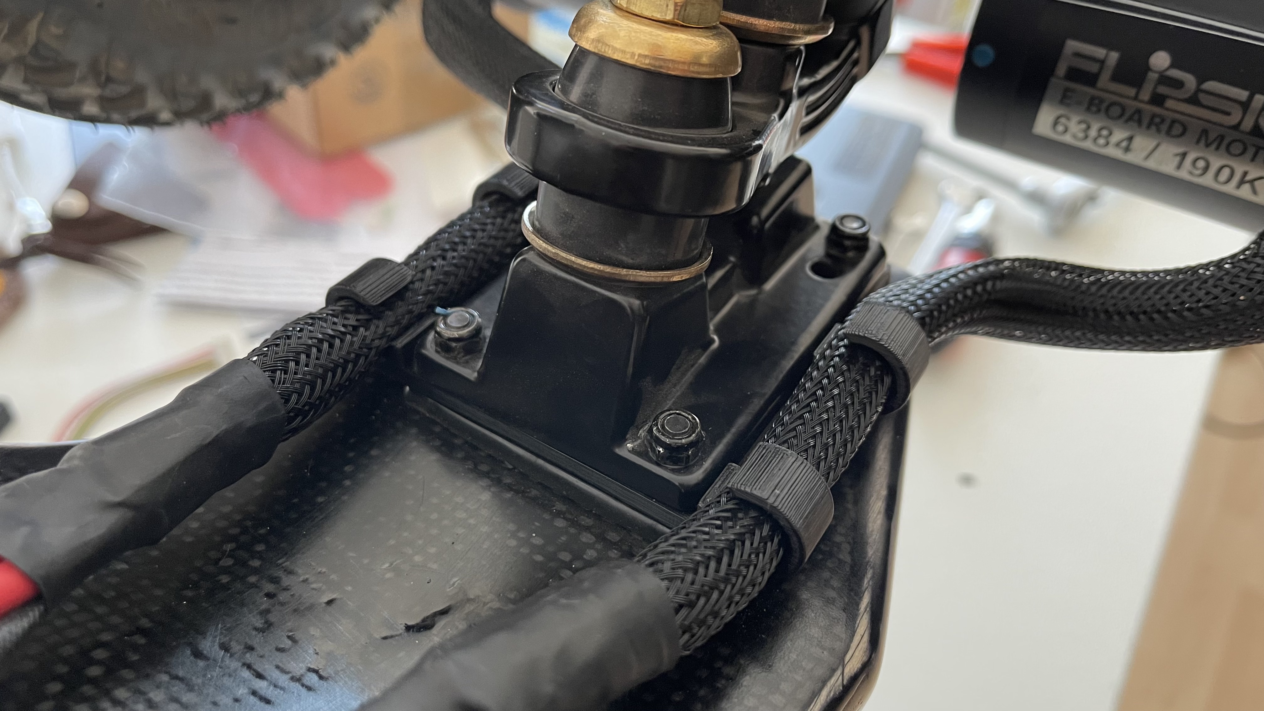 e-skate riser with motor cables leads and support for accessories