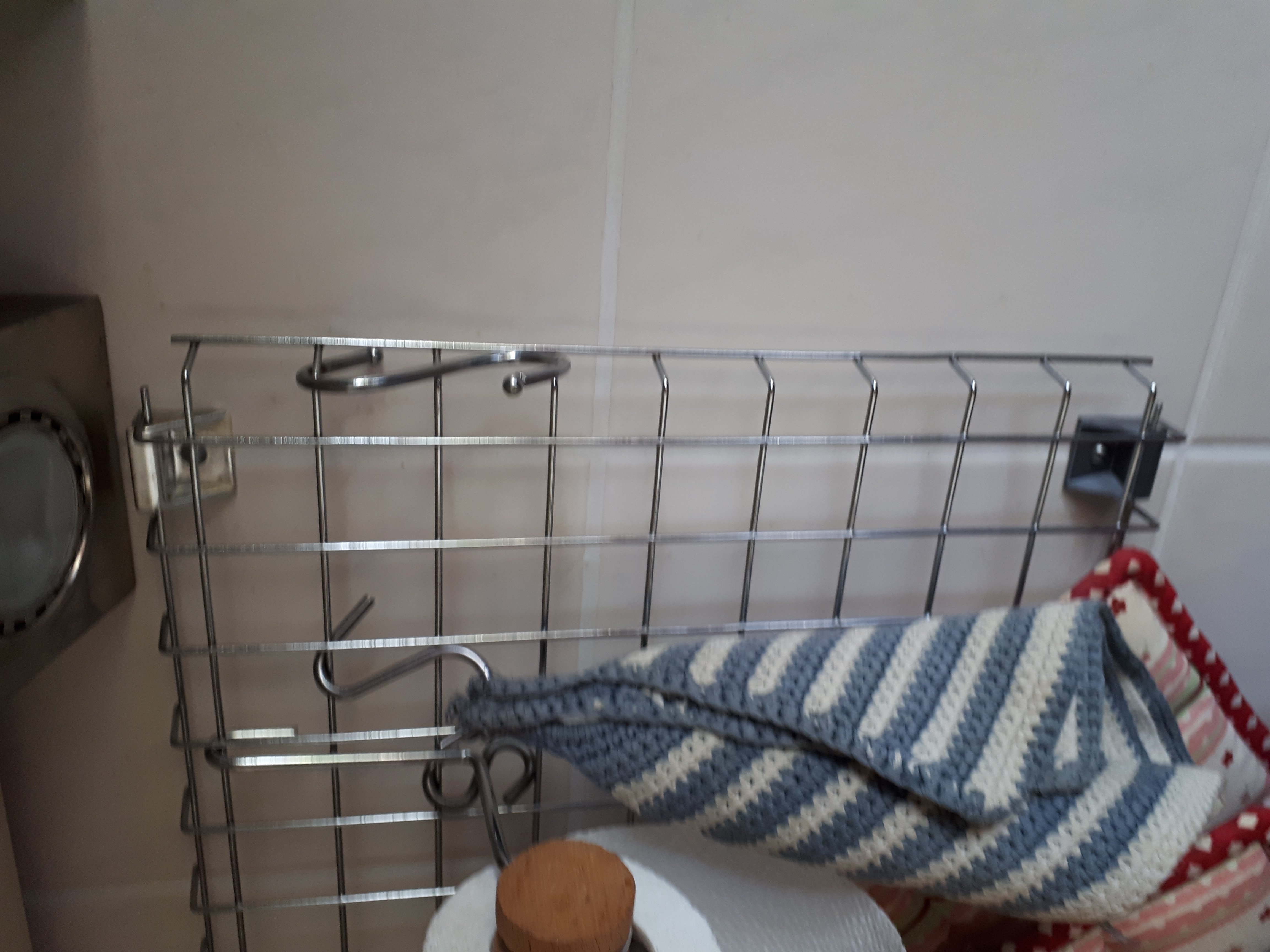 Replacement holding clip for kitchen tool grid