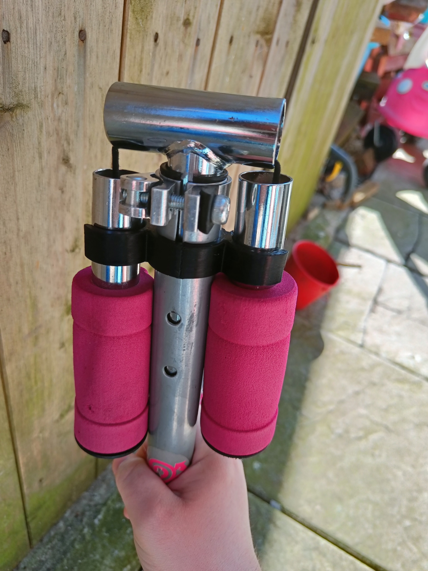 Child scooter handle retainer
