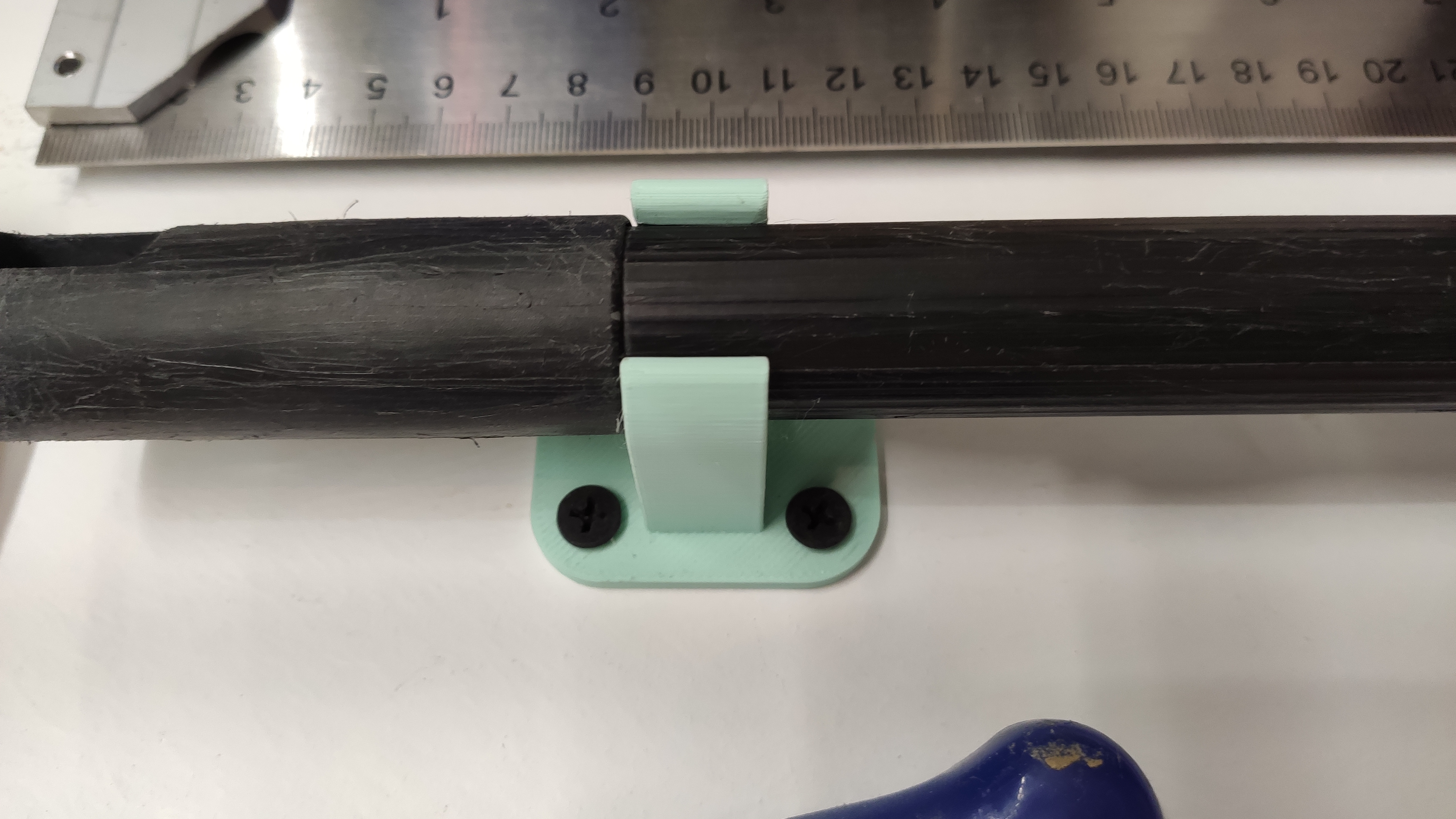Fixation 22mm broomstick to wall
