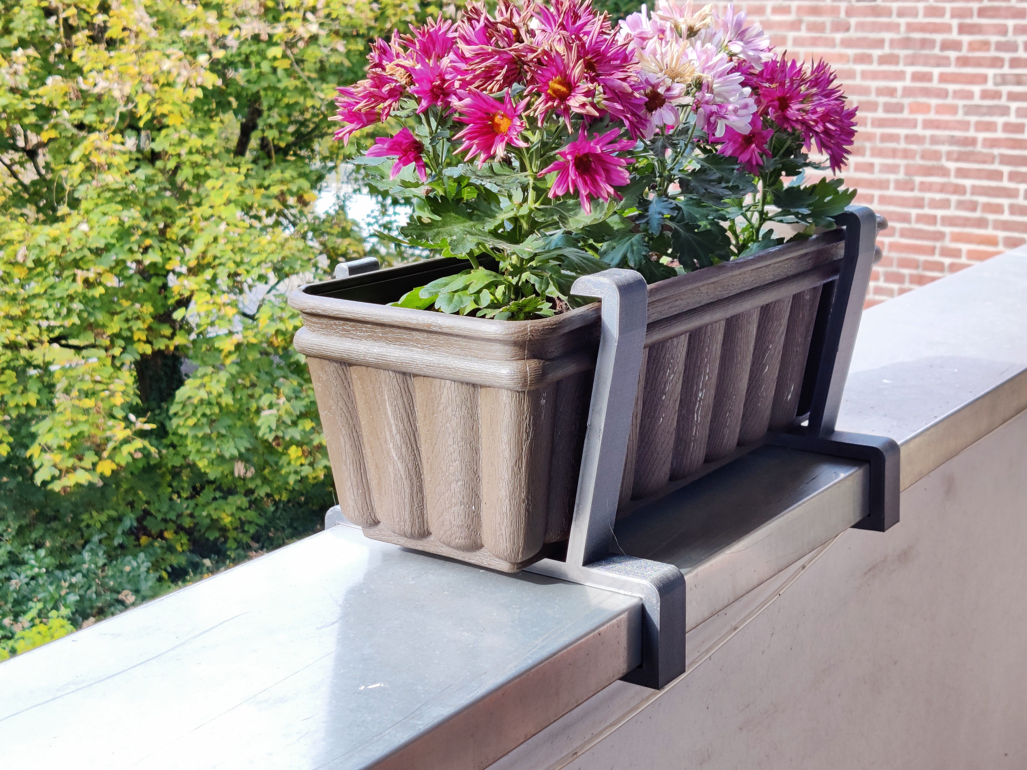 Storm-proven flower box balcony holder